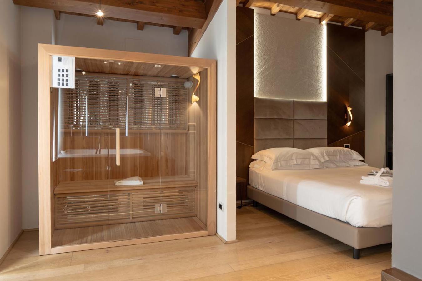 Suite with Pool View - Photo 9