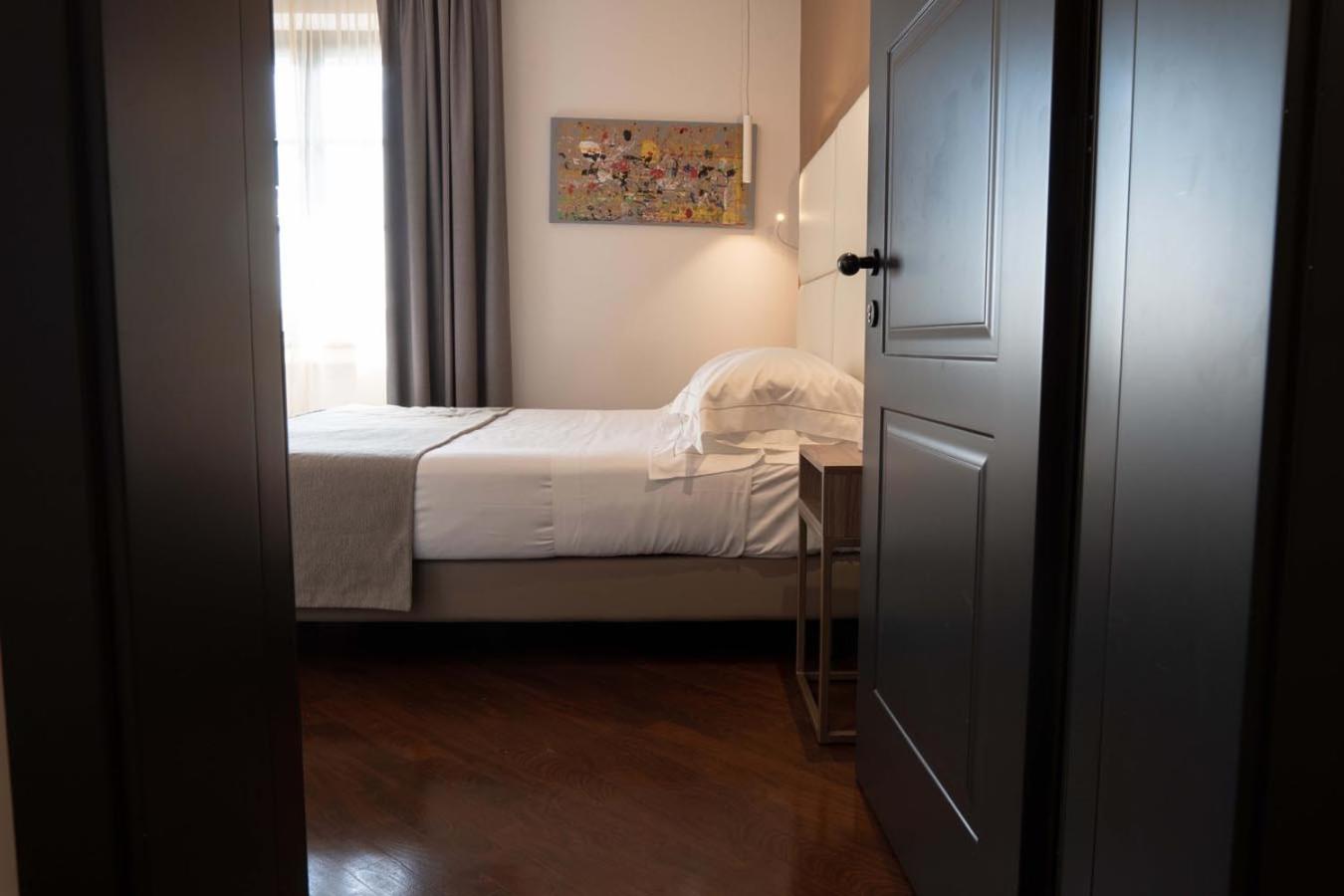 Deluxe King Room - Photo 1