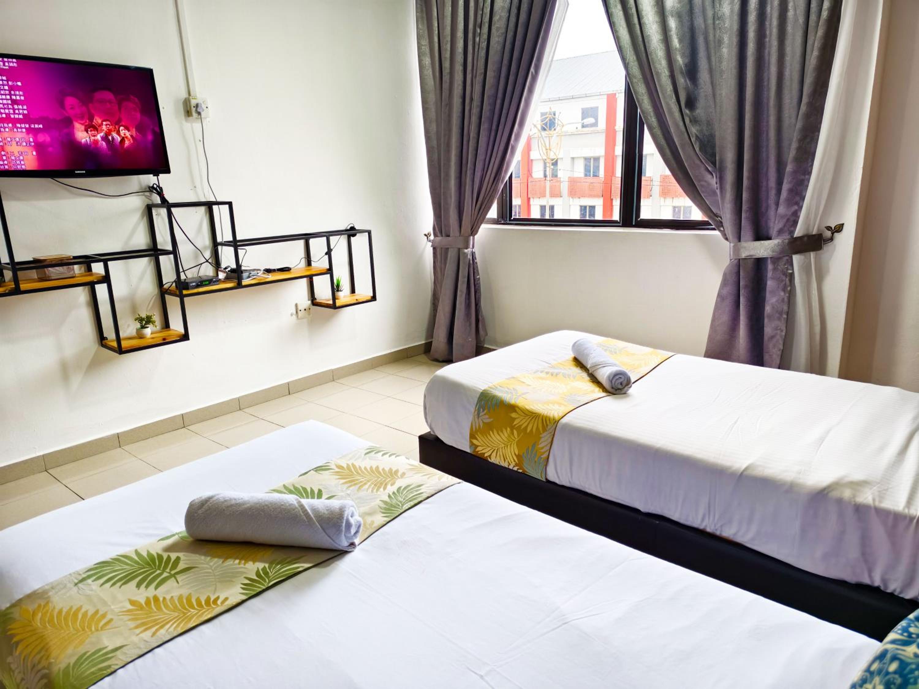 Twin Room with City View - Photo 9