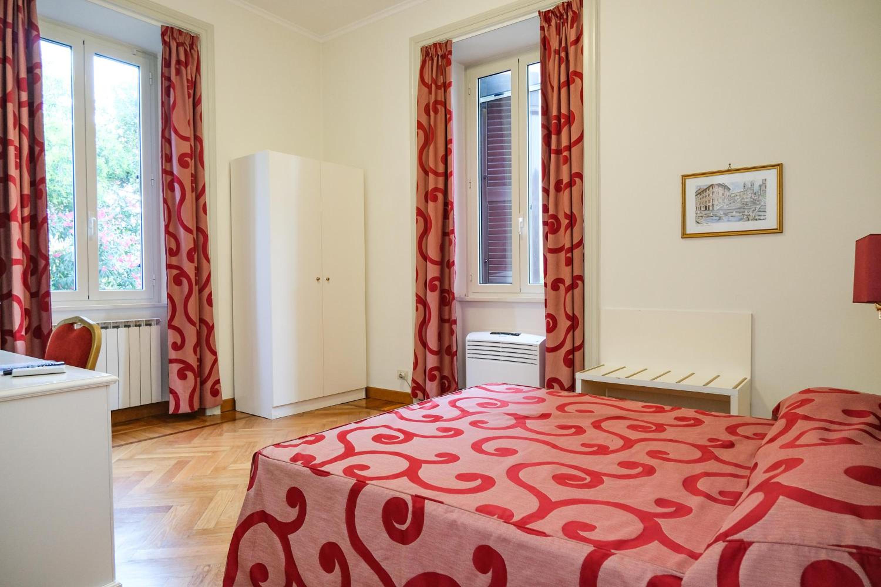 Double Room with Shared Bathroom photo 2