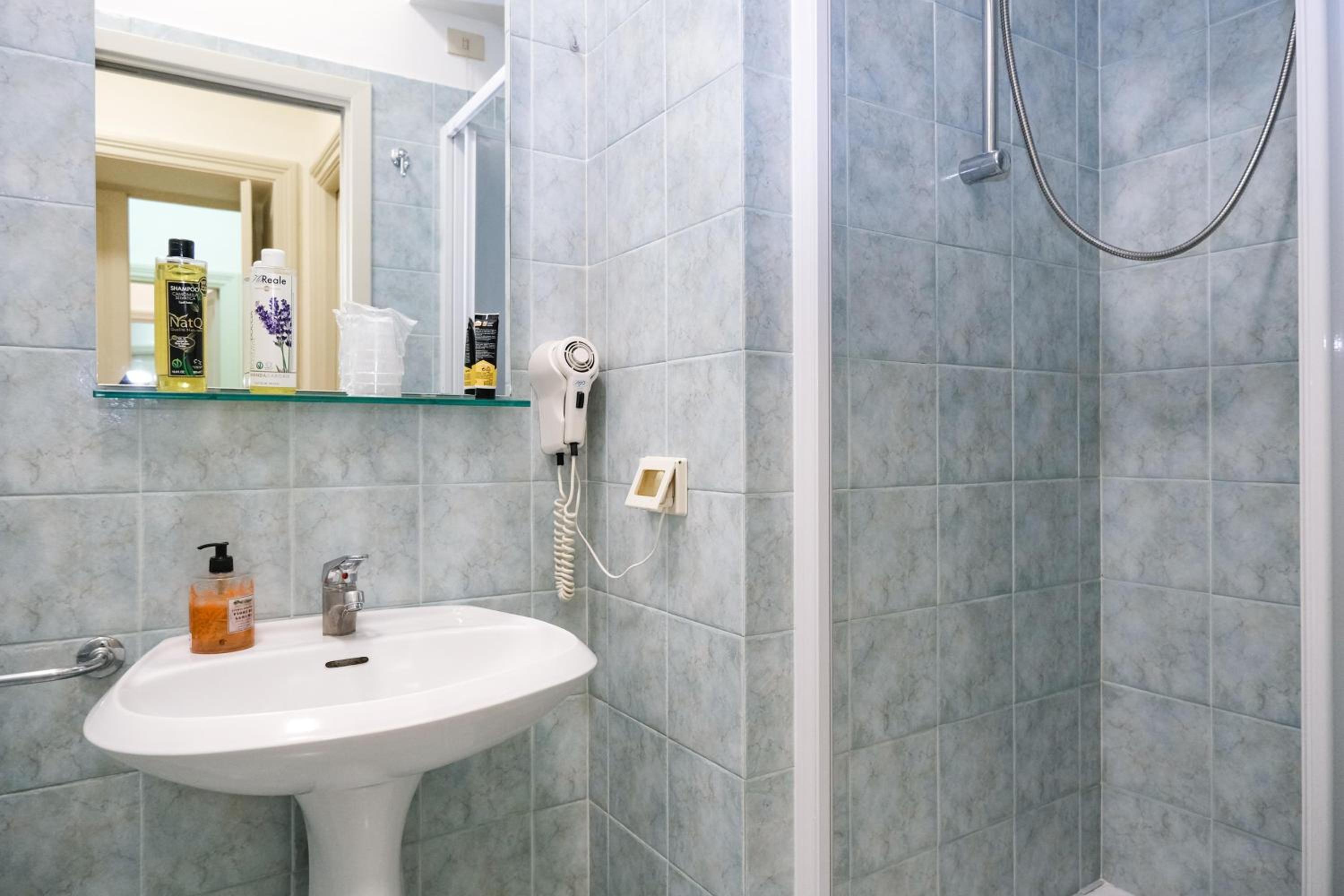 Double Room with Shared Bathroom photo 3