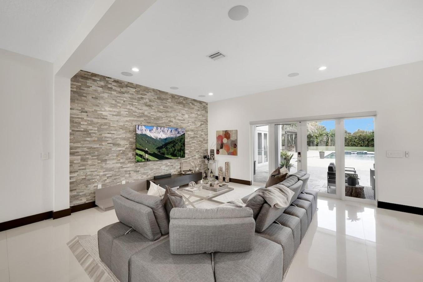 Five-Bedroom House photo 1