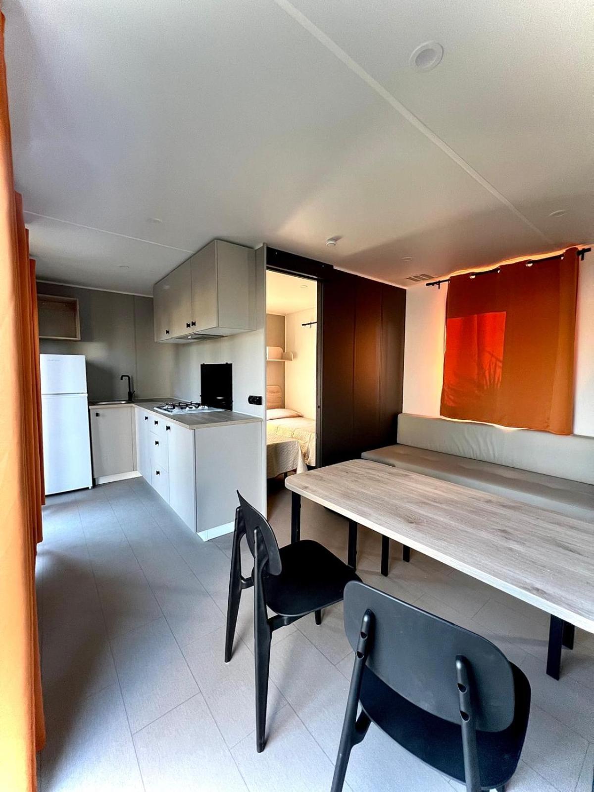 Mobile Home photo 3