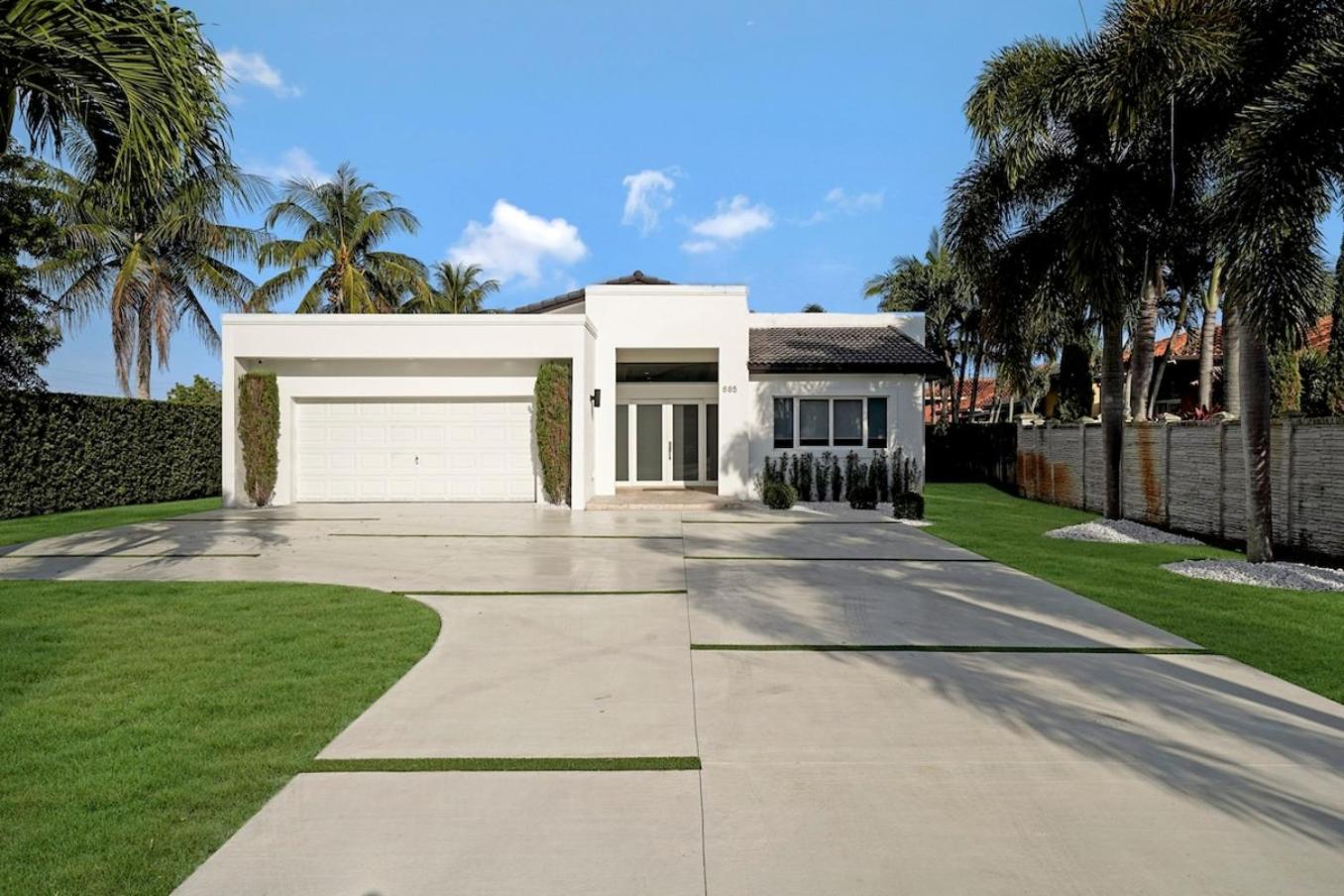 Five-Bedroom House photo 2