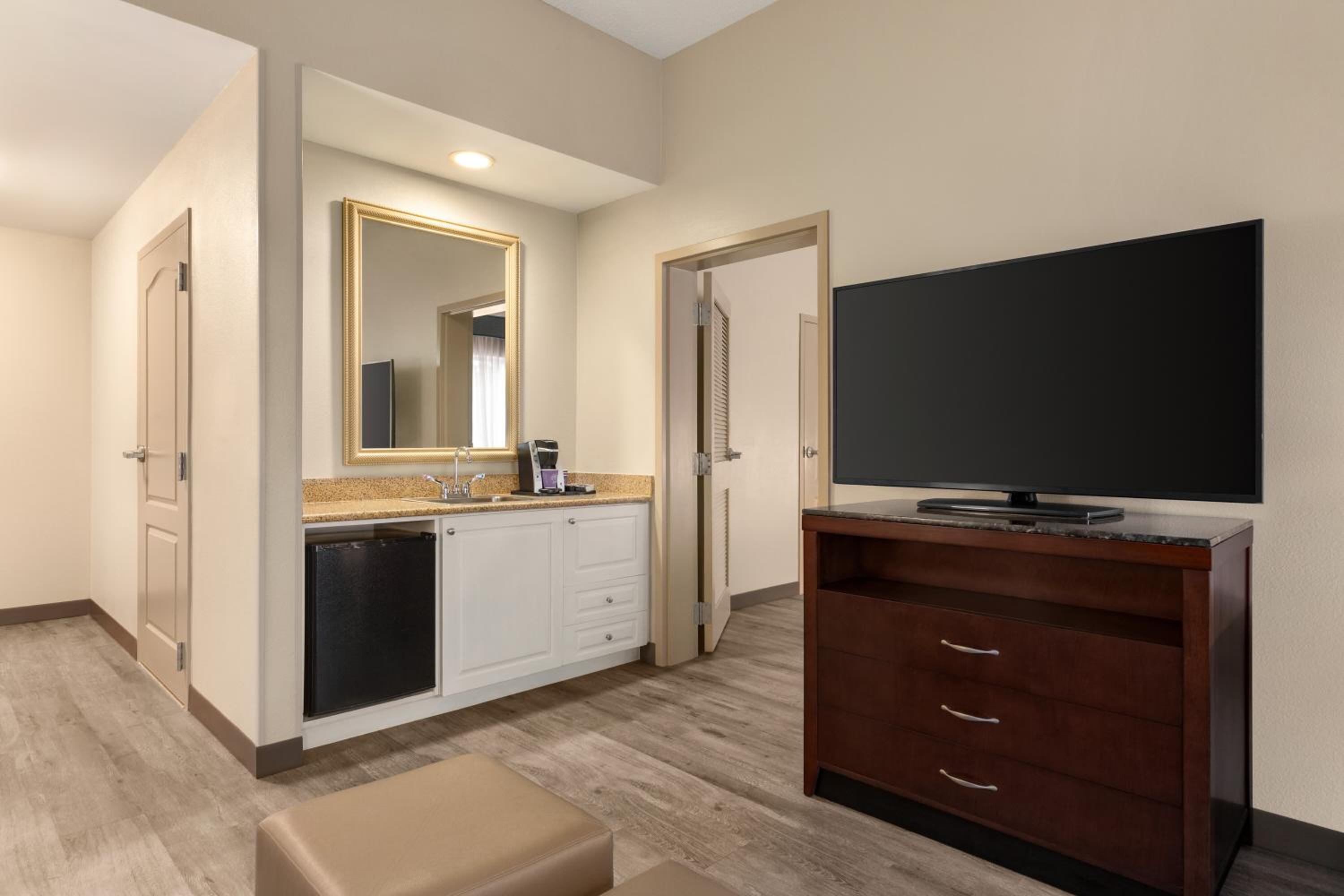 One-Bedroom King Suite - Photo 6