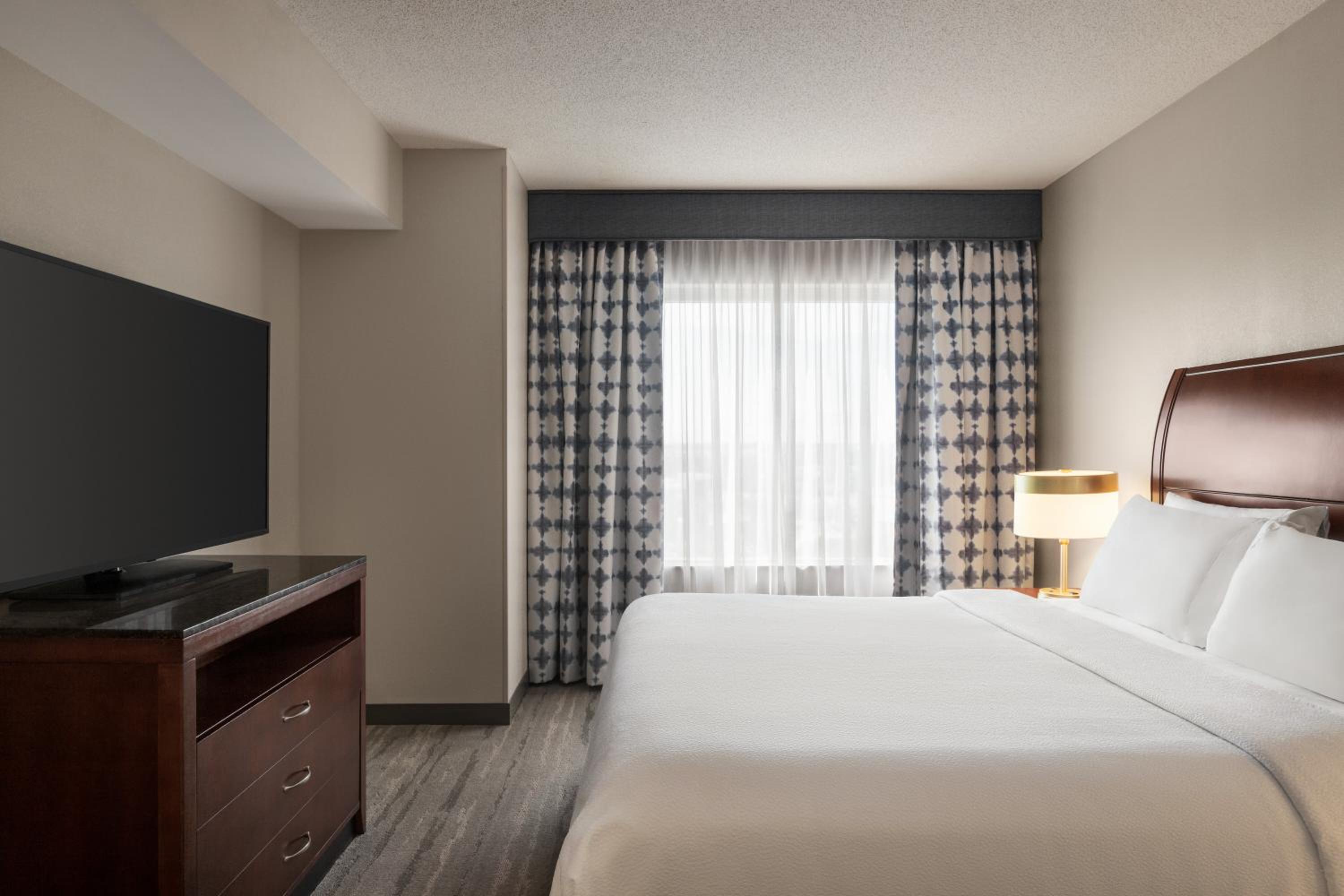 Junior King Suite with Seating Area - Photo 6