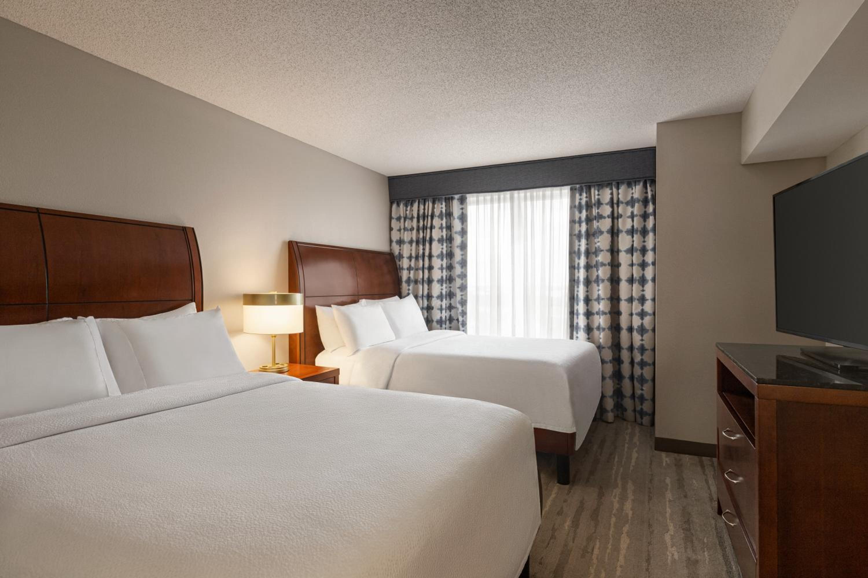 Queen Room with Two Queen Beds - Photo 7