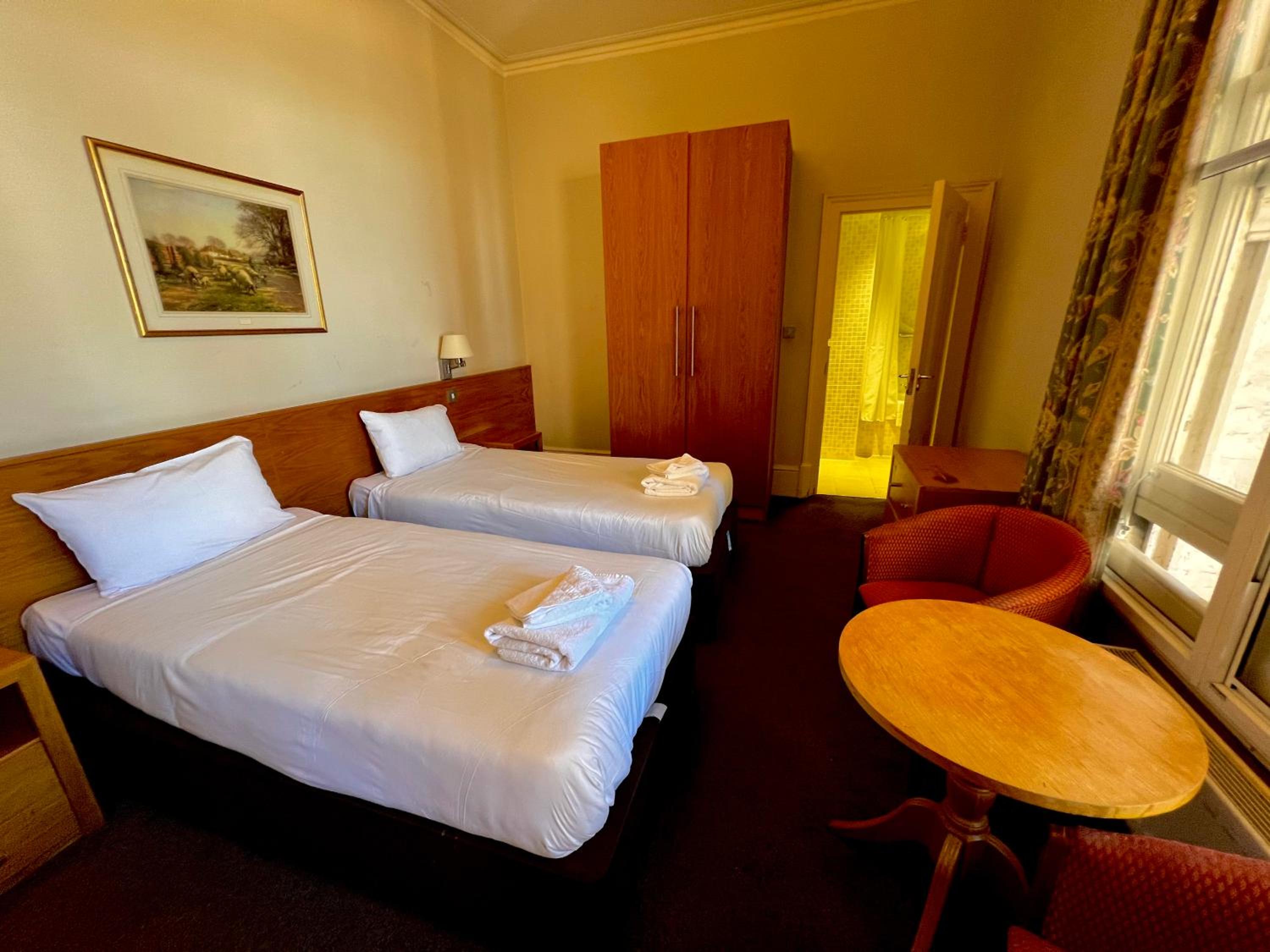 Twin Room - Photo 4