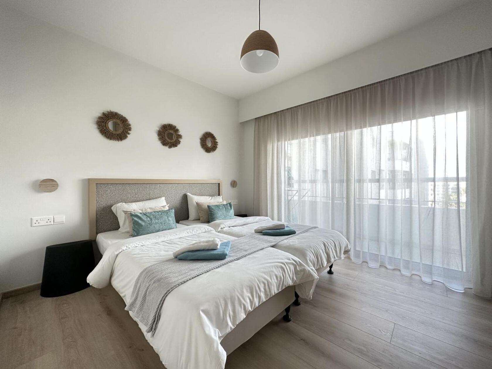 Three-Bedroom Apartment with Sea View photo 2