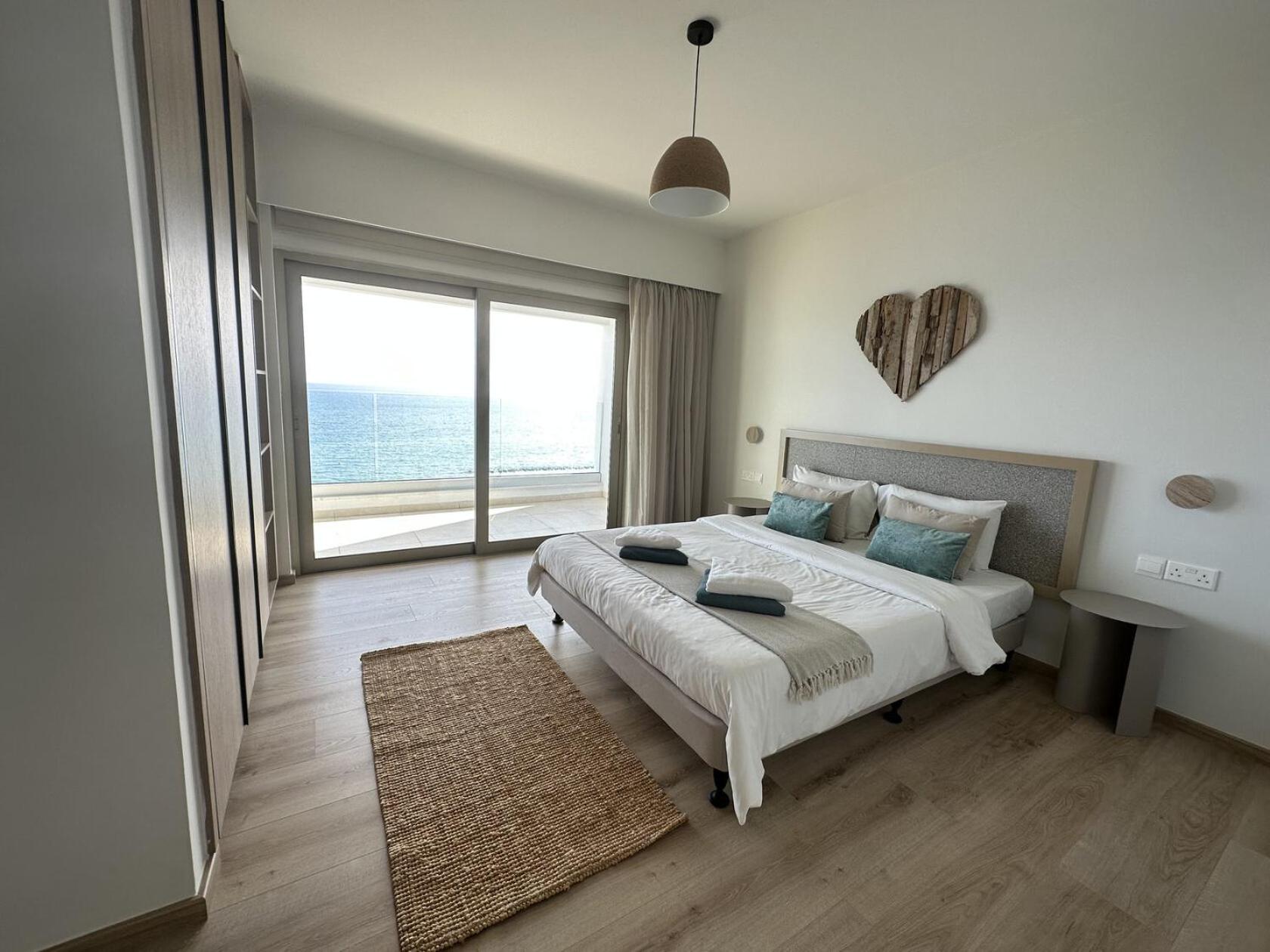 Three-Bedroom Apartment with Sea View photo 3