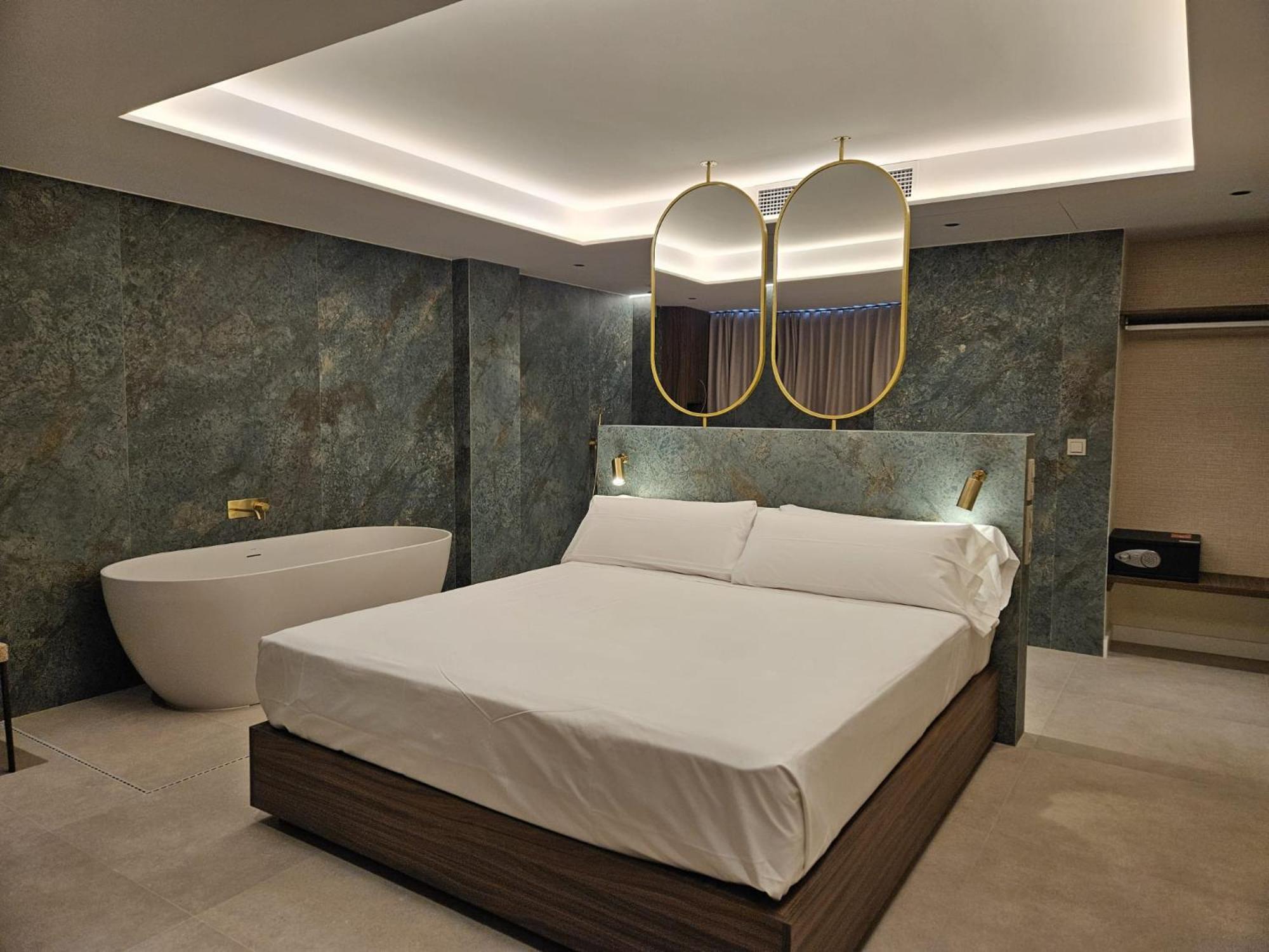 Deluxe King Suite Junior - Photo 1