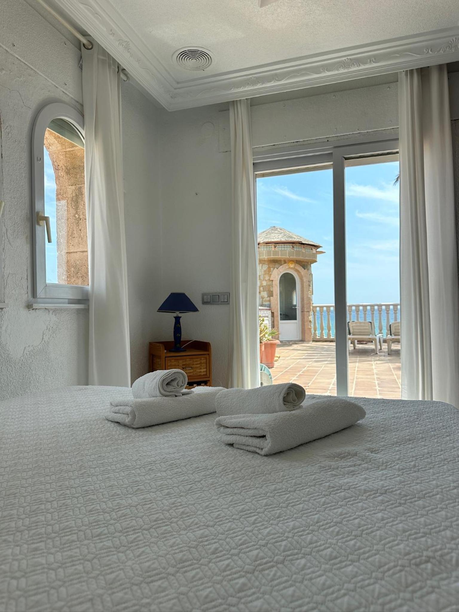Apartamento de dos habitaciones con terraza y vista al mar