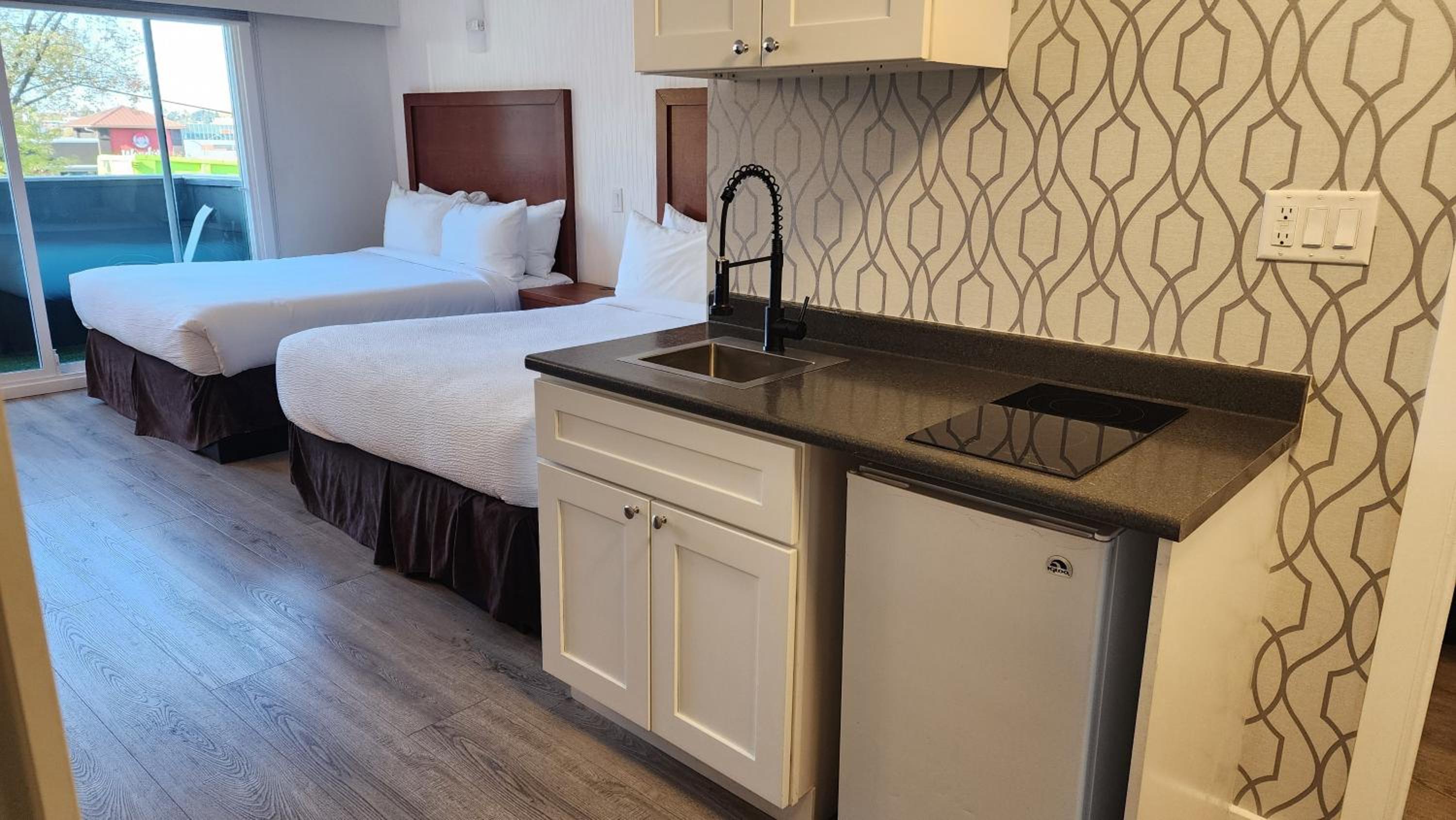 Coast Two Queens with Kitchenette - Photo 3