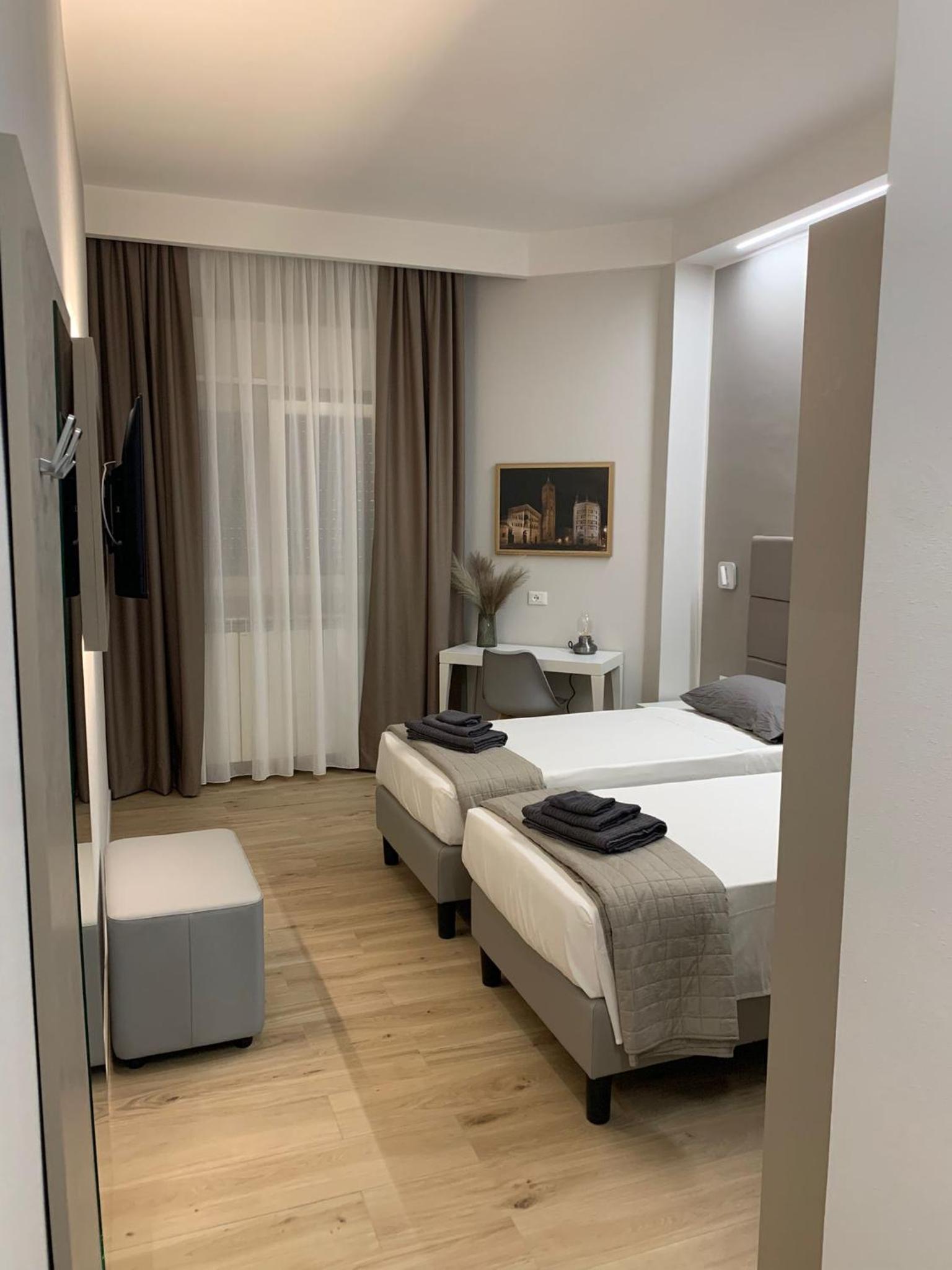 Double or Twin Room with Private Bathroom photo 3