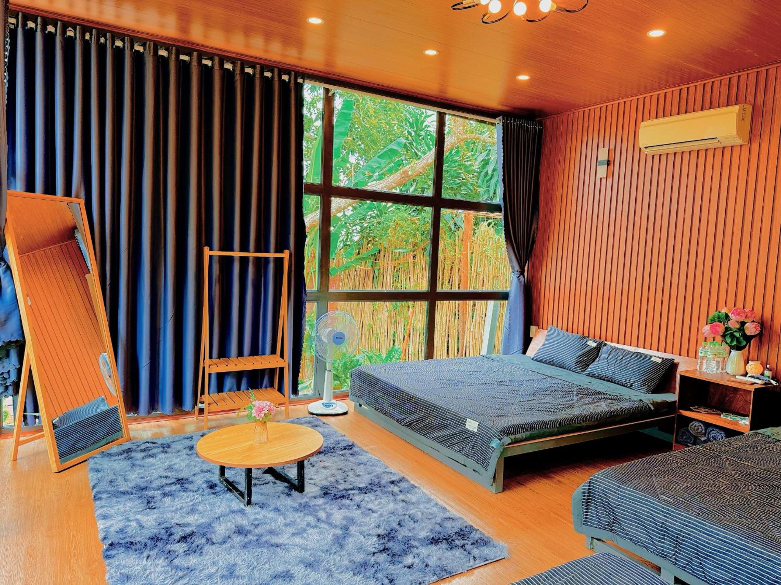 Family Room With Lake View photo 2