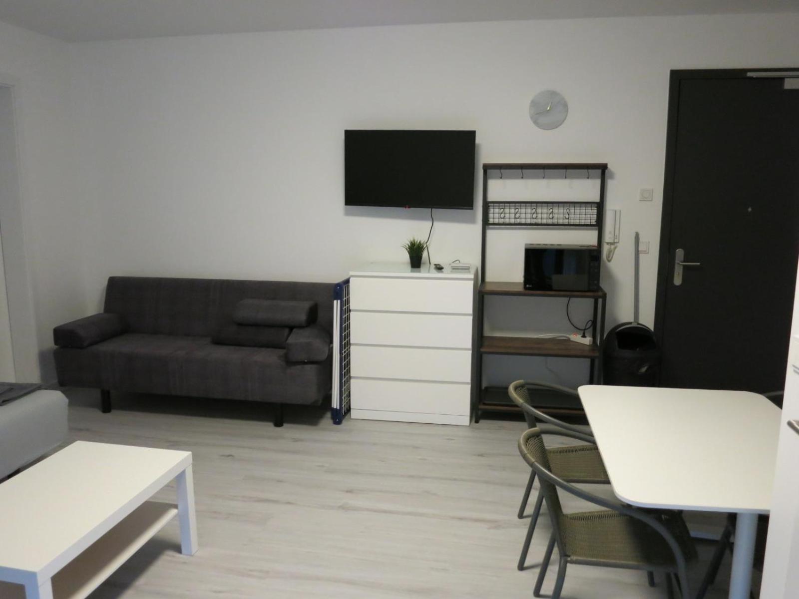 One-Bedroom Apartment photo 1