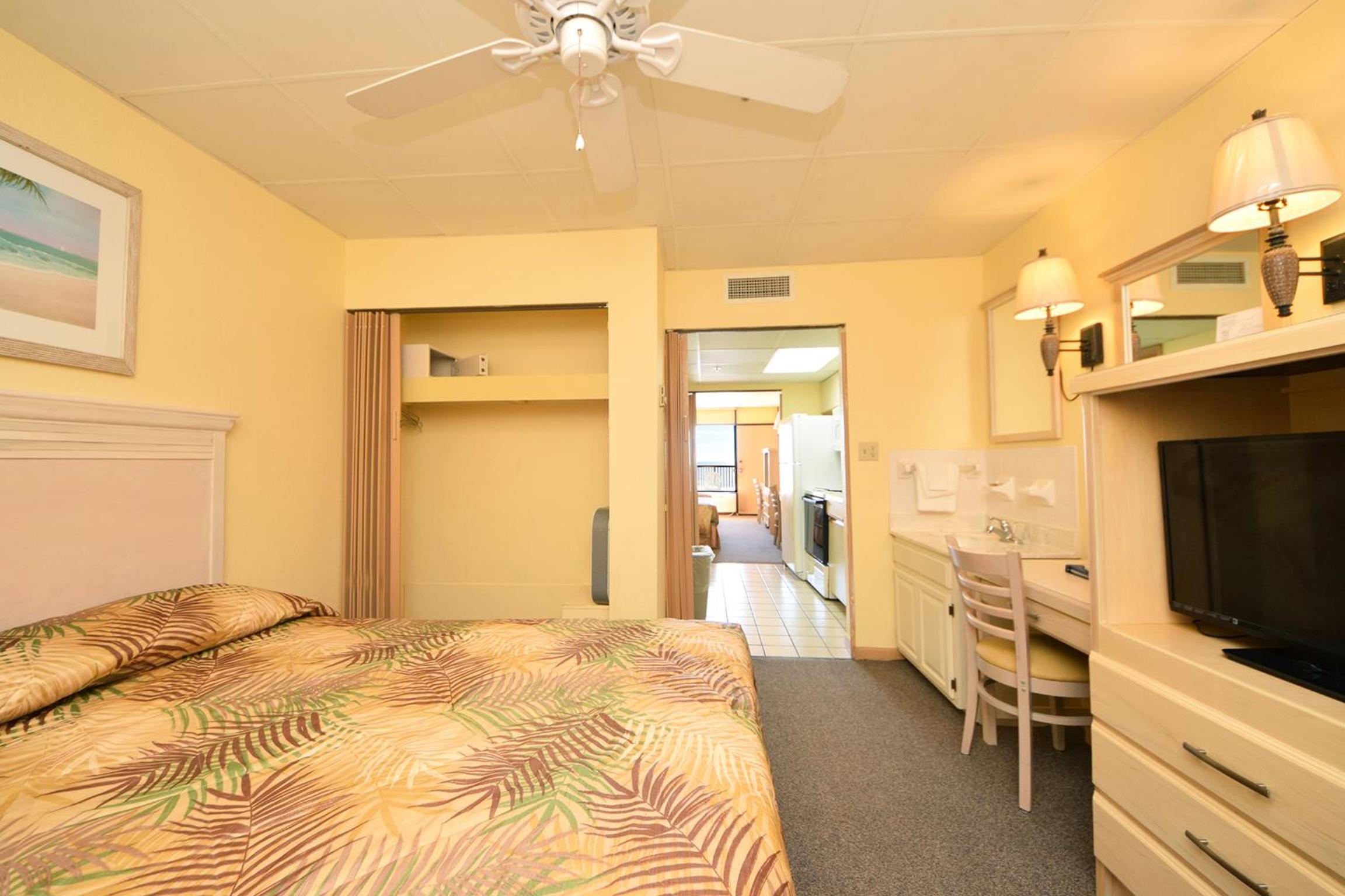 2 Bedroom Oceanfront Efficiency (Suite) with 3 Queen Beds - A2