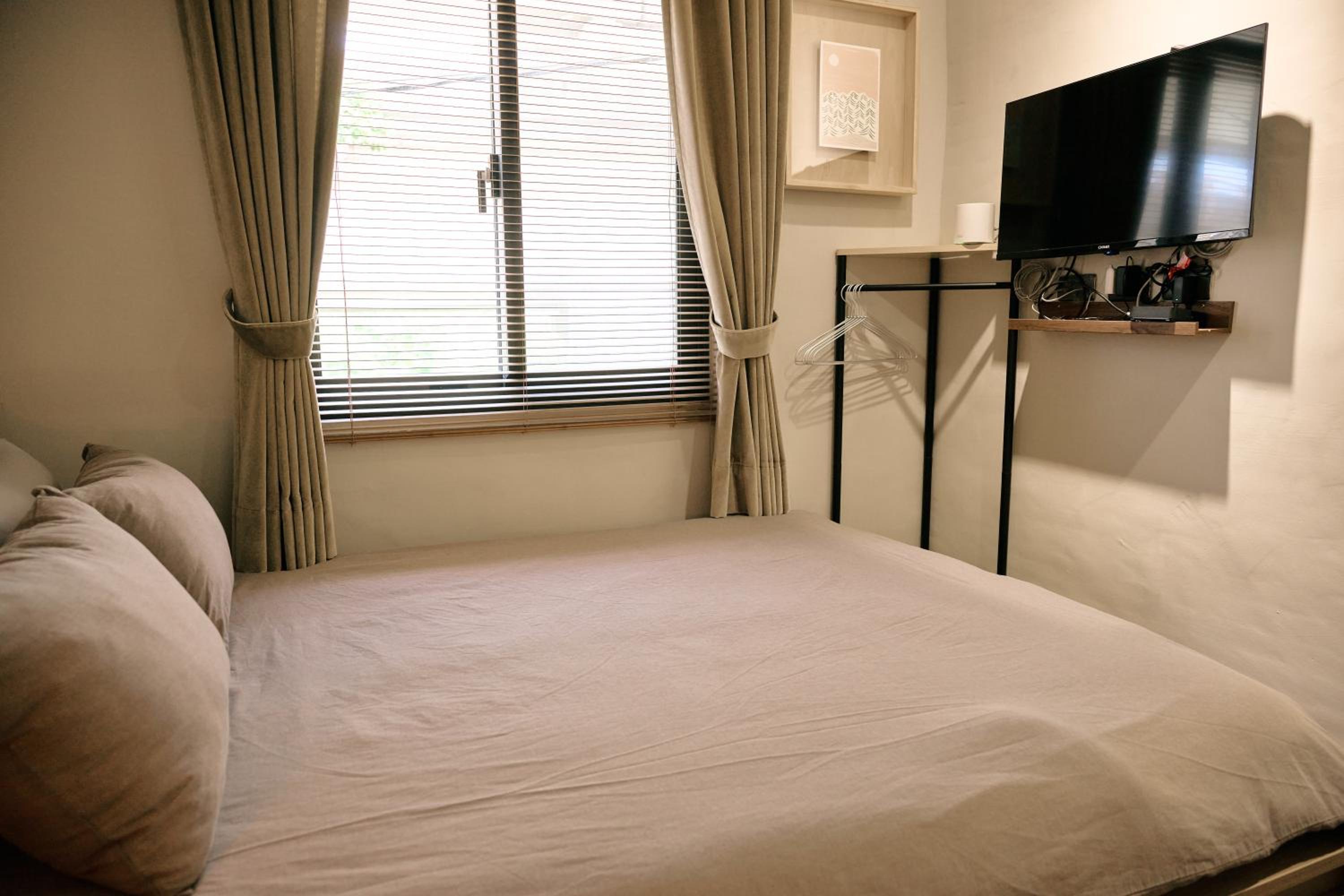 Double Room with Private Bathroom - Photo 2