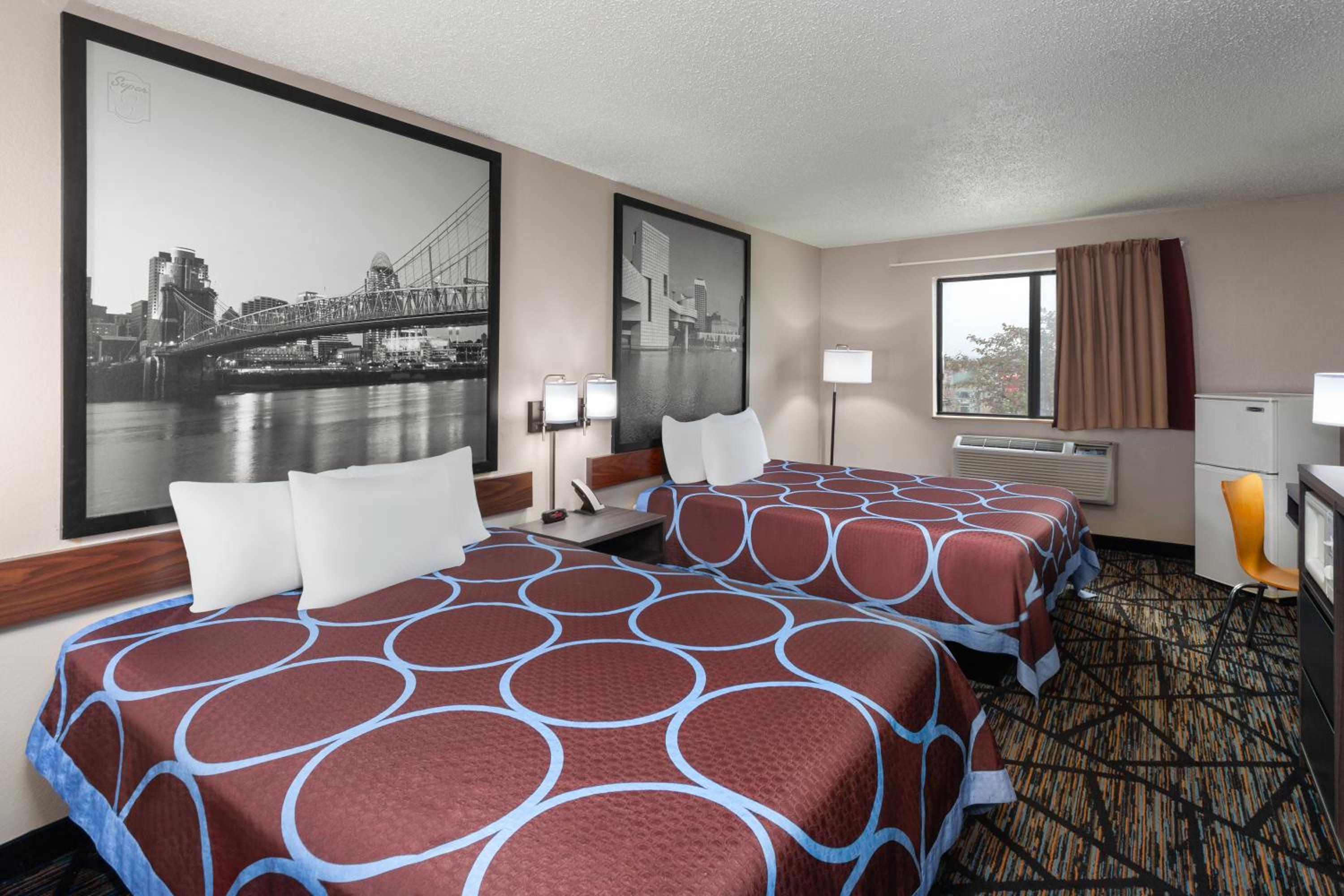 Queen Room with Two Queen Beds - Photo 4