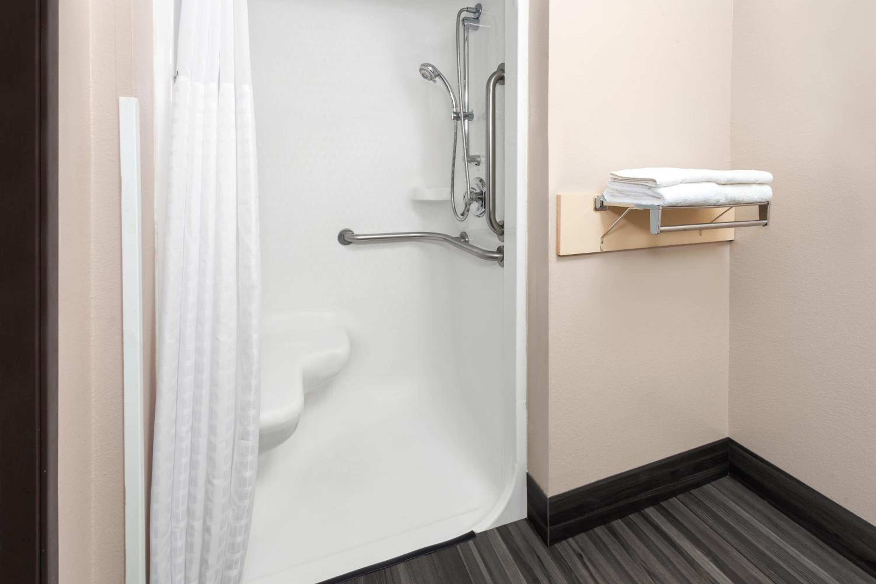 Queen Room - Mobility Access/Non-Smoking photo 2