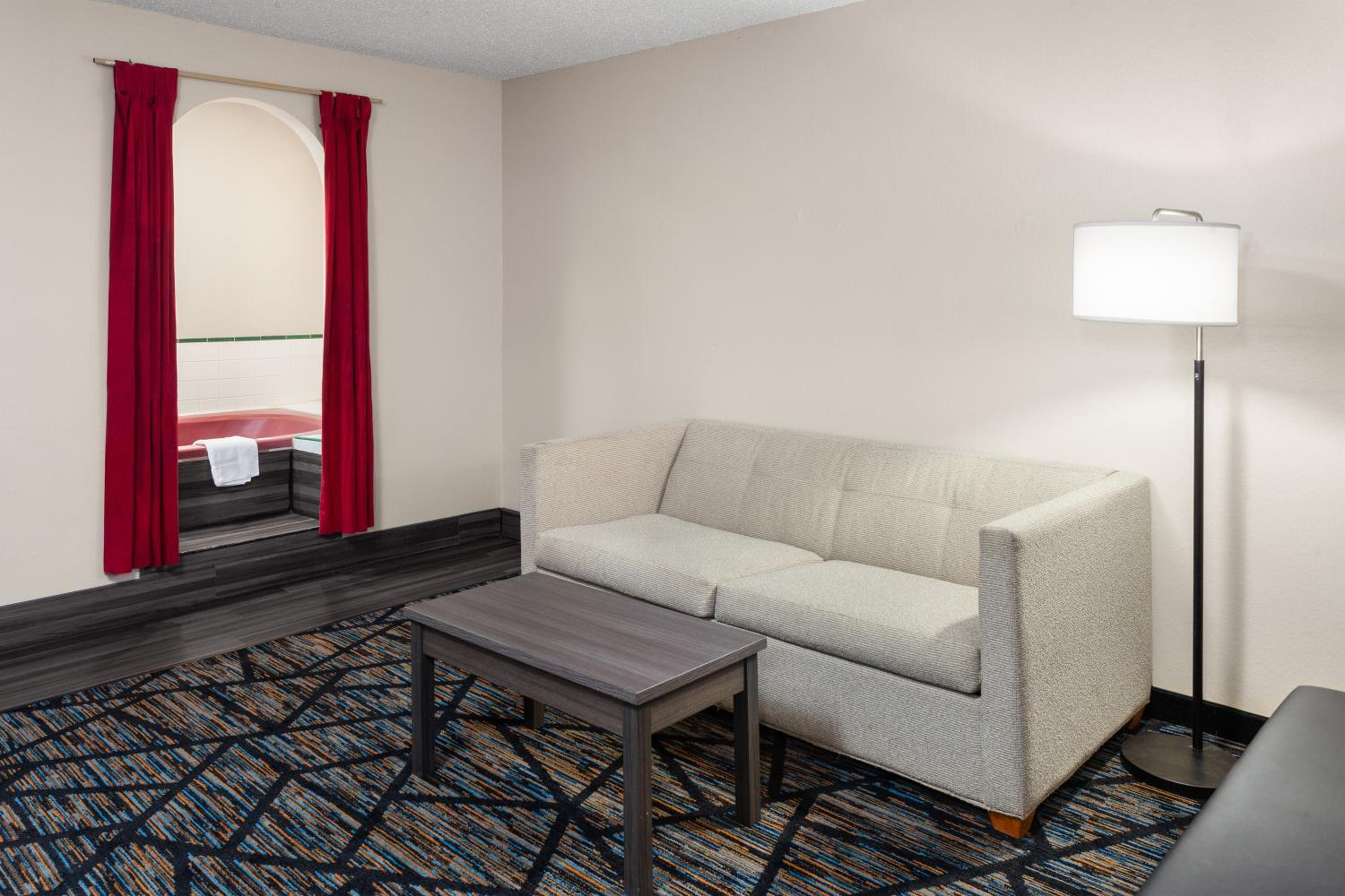 King Suite with Jetted Tub, Non-Smoking - Photo 2