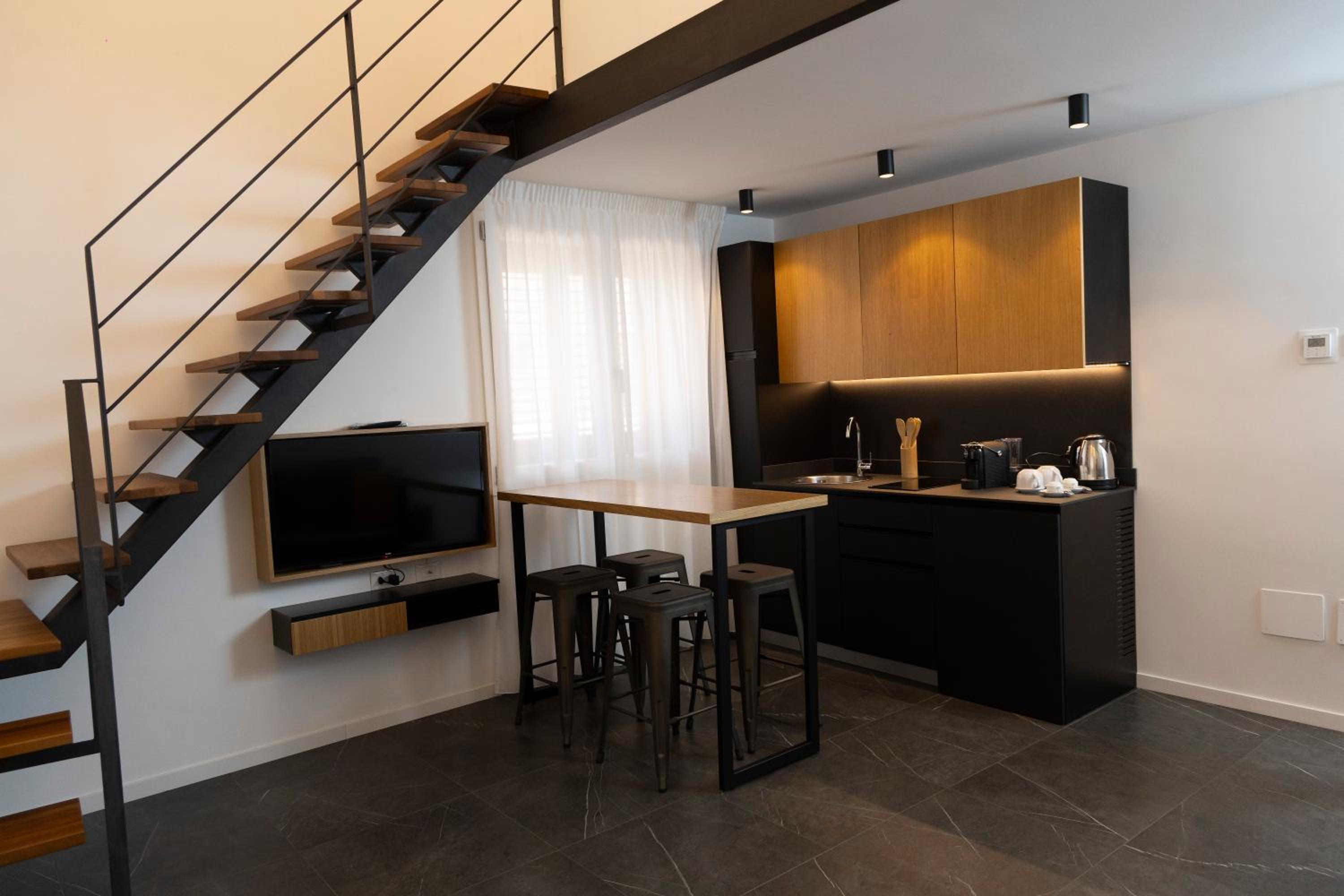 One-Bedroom Loft Apartment with Balcony photo 2