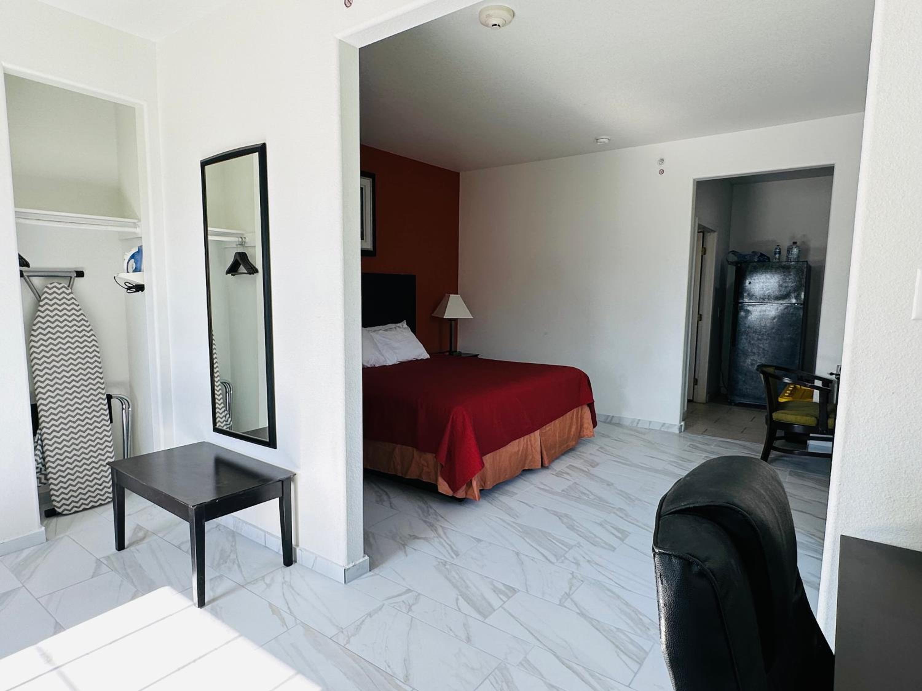 King Suite - Non-Smoking photo 3