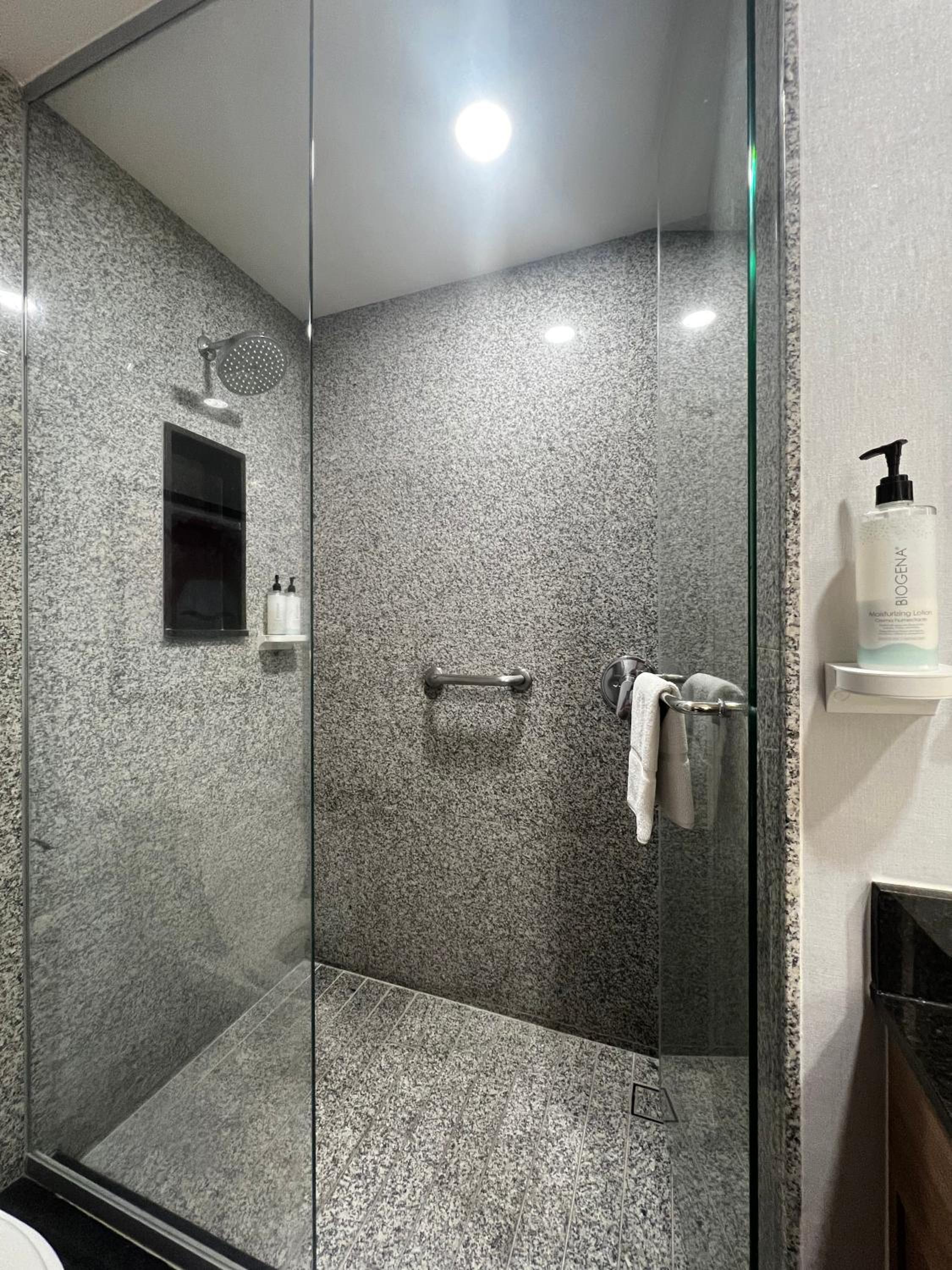 King Room - Non-Smoking - Photo 6