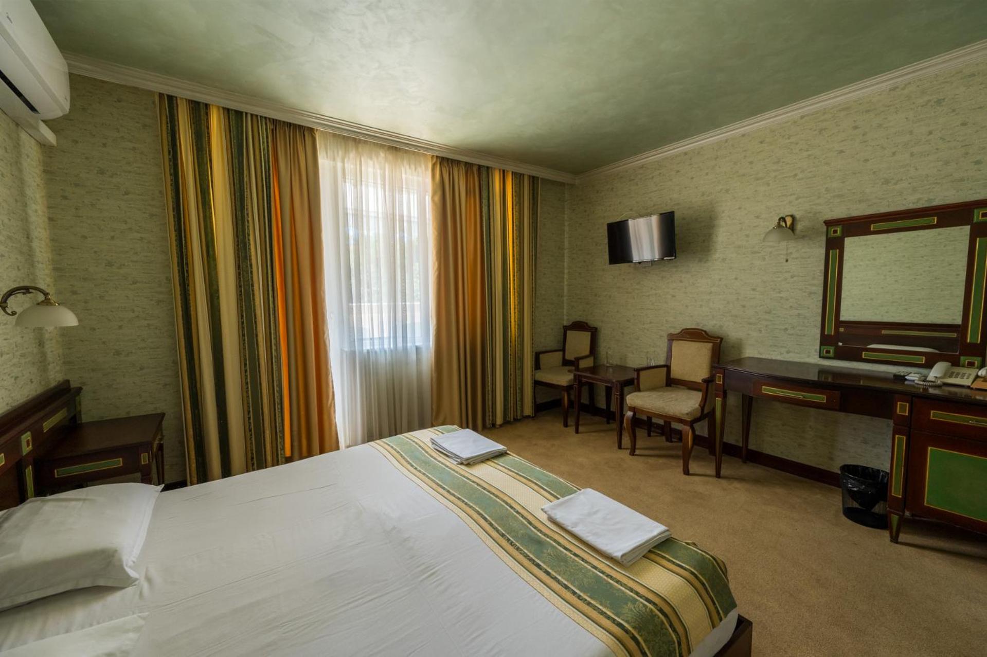 Deluxe Double Room with Balcony photo 3