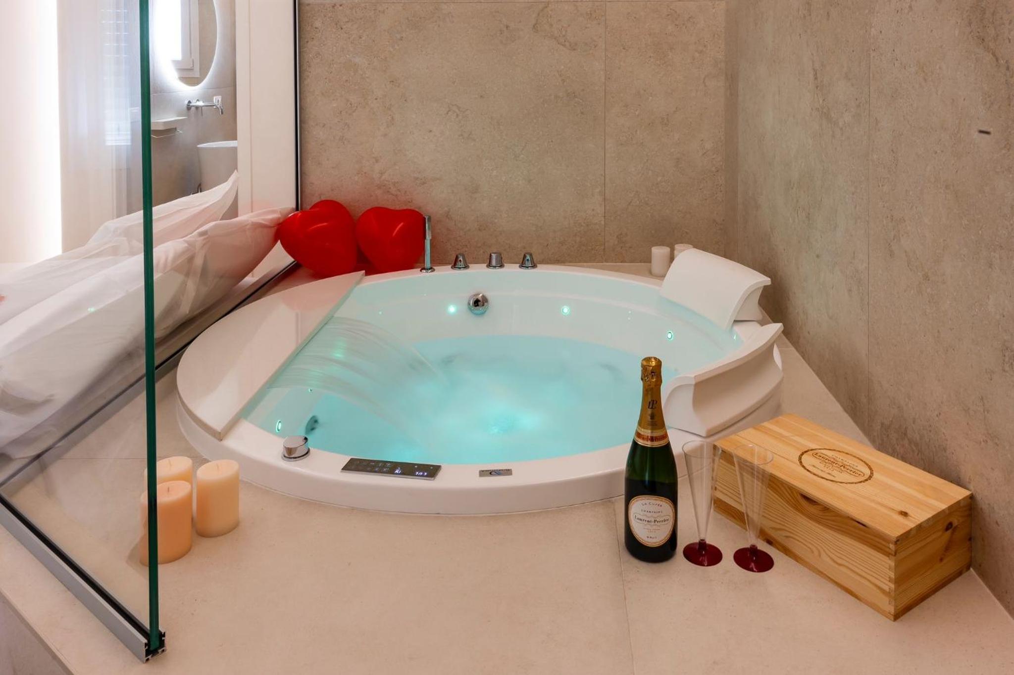 Double Room with Spa Bath photo 2