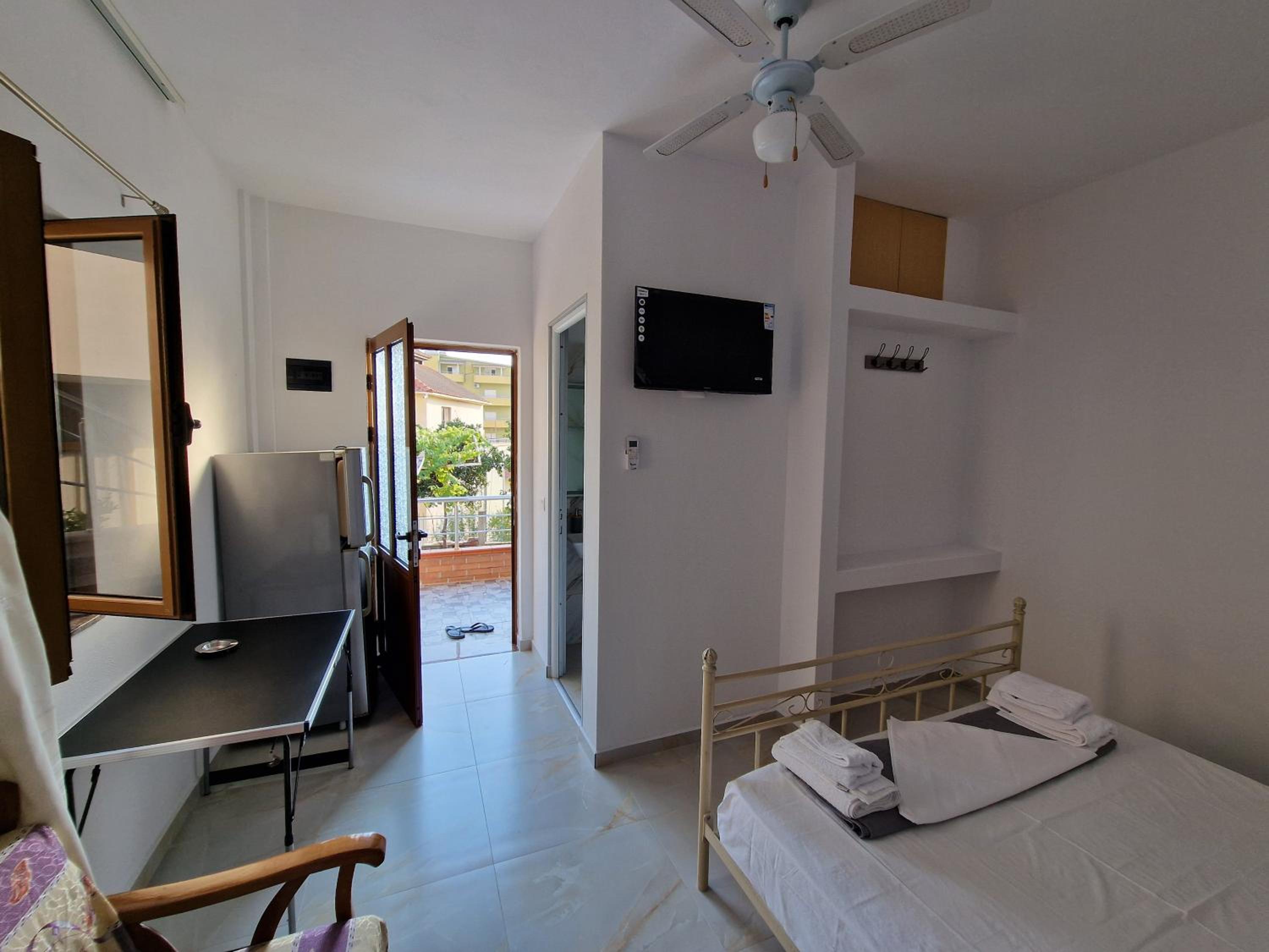 Studio Apartment with One Double Bed photo 3