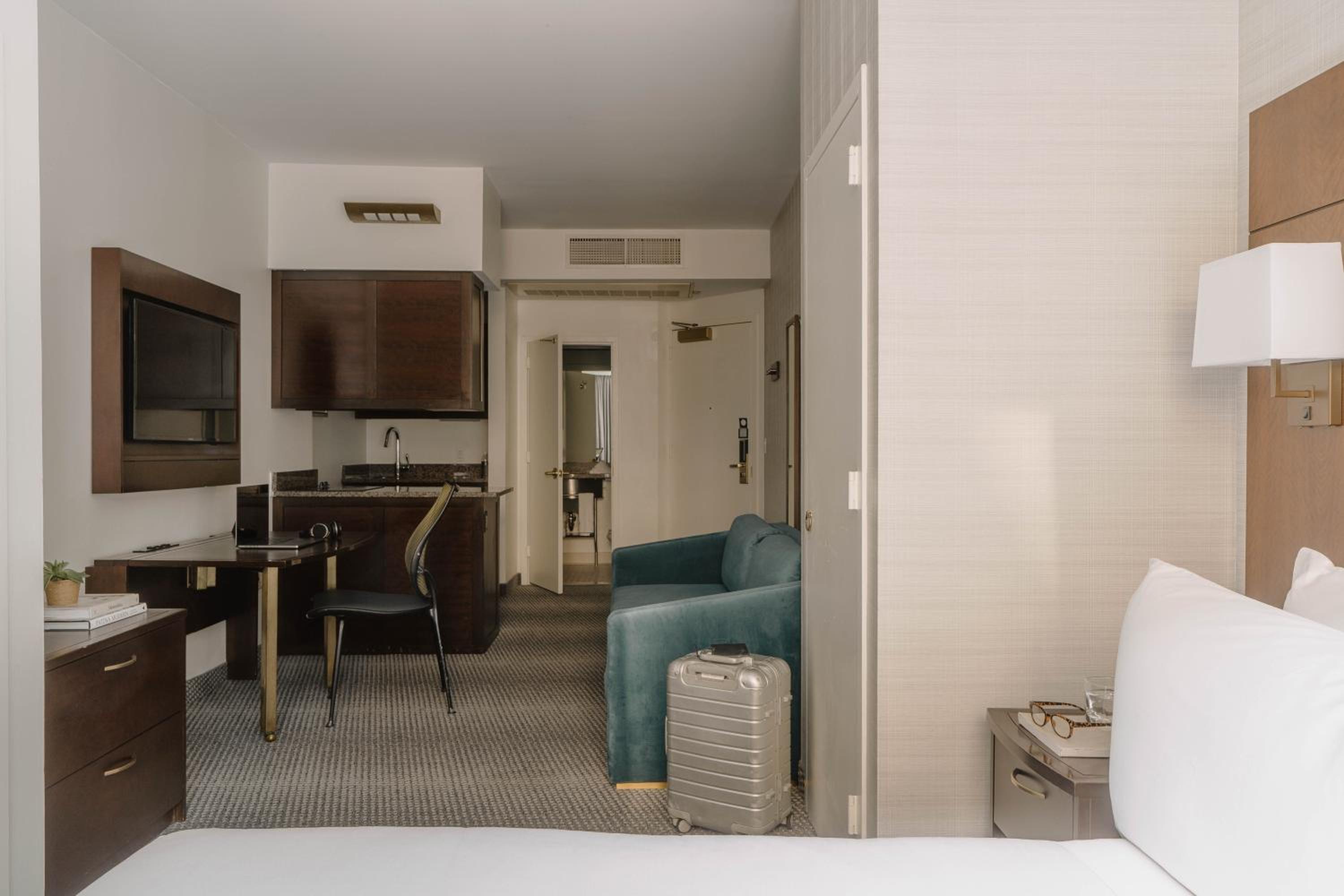 One Bedroom Suite with Kitchenette - Photo 4