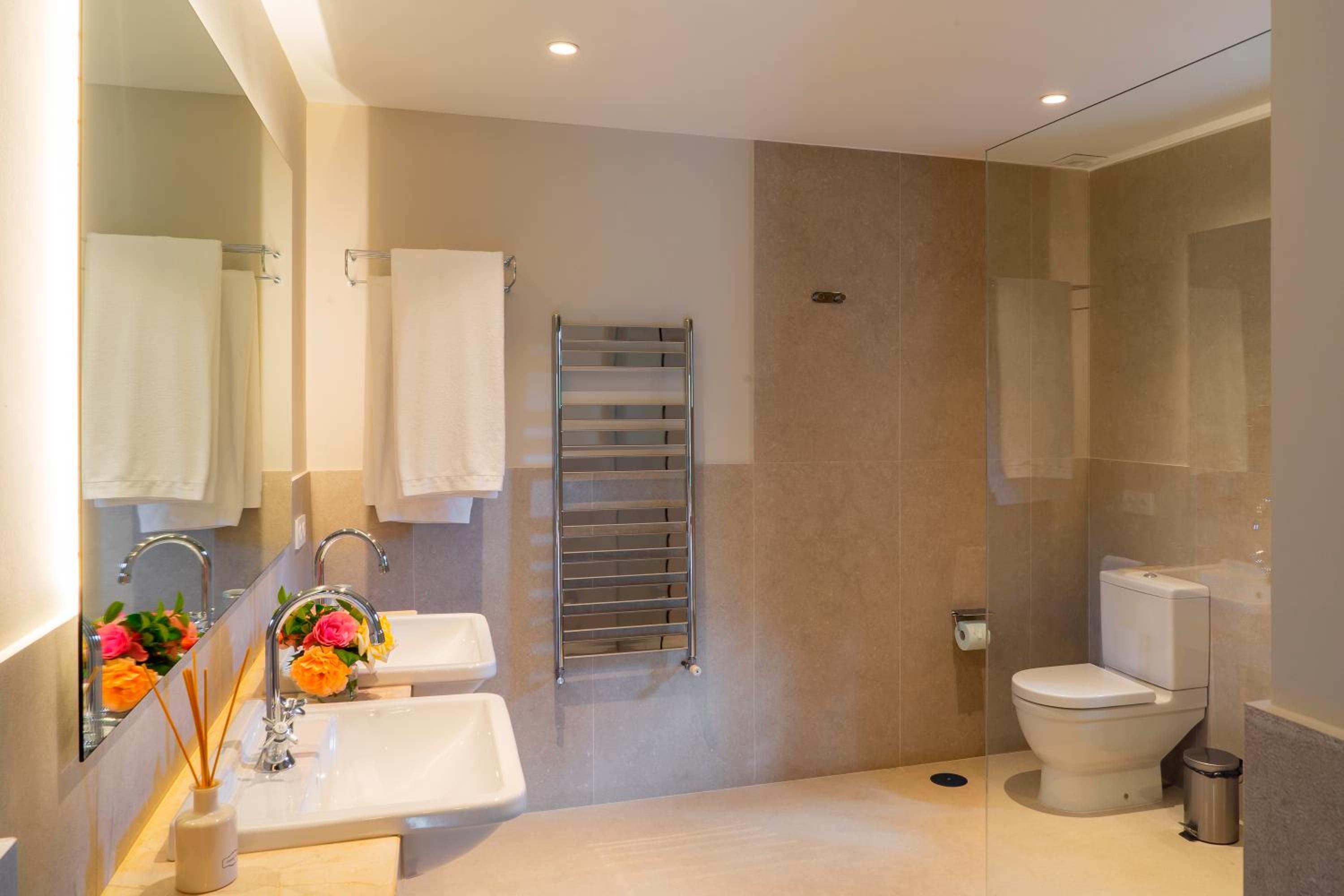 Suite Room - Photo 8