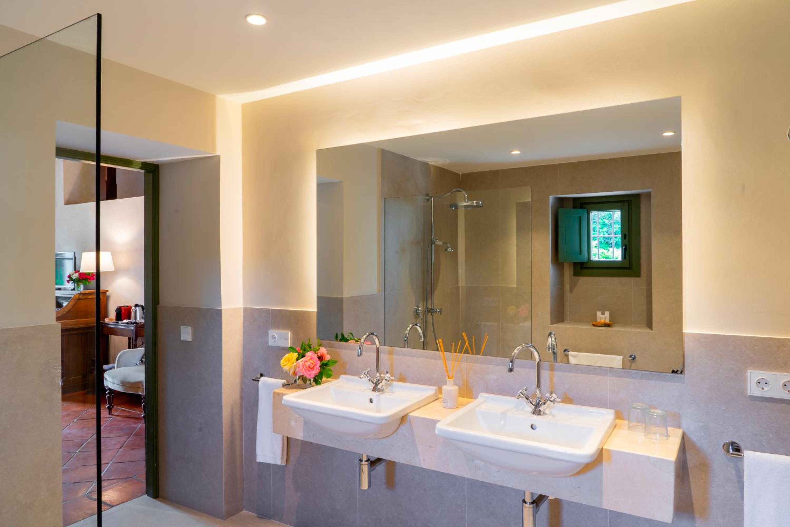 Suite Room - Photo 7