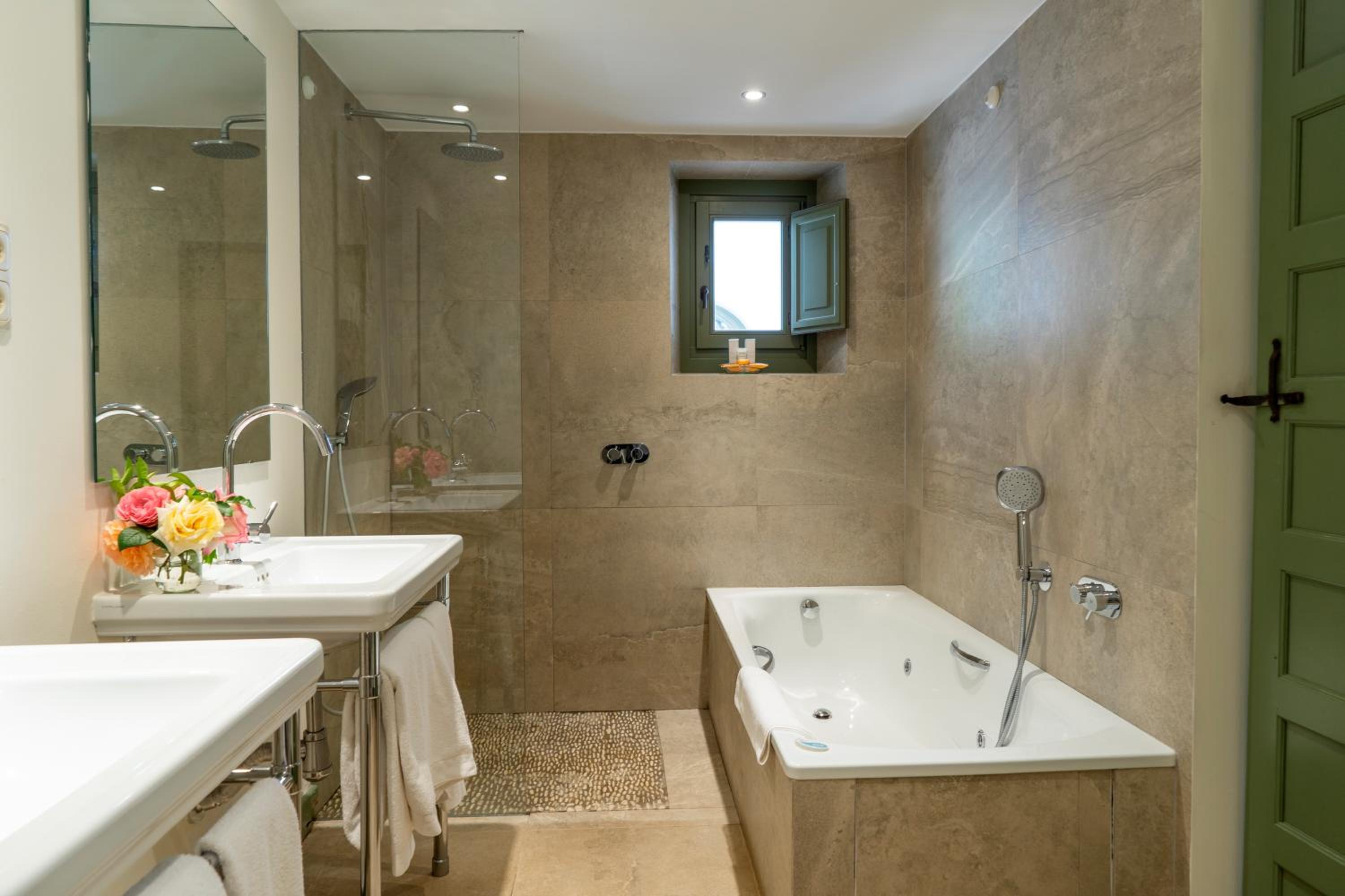 Suite Room - Photo 21