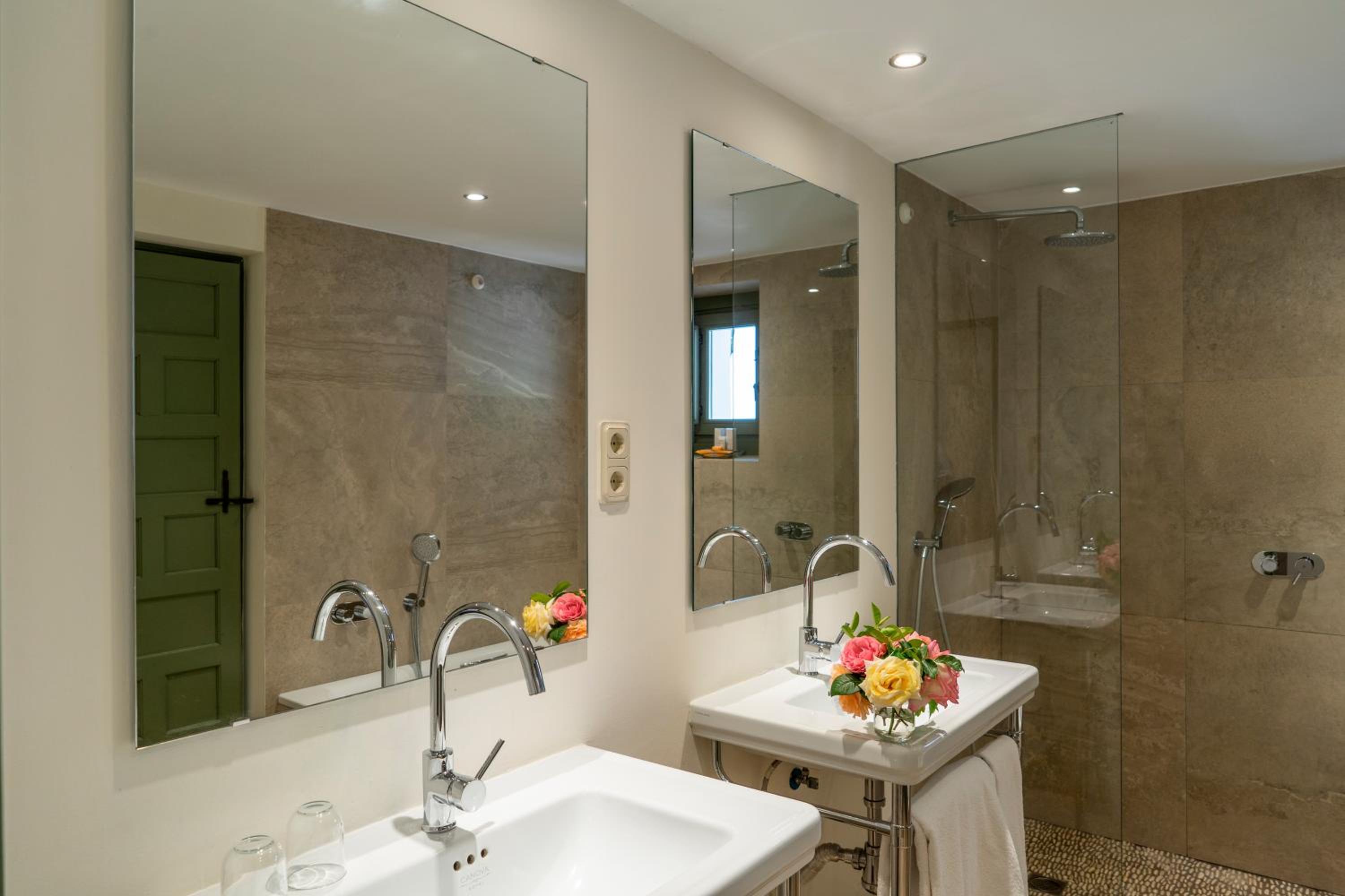 Suite Room - Photo 20