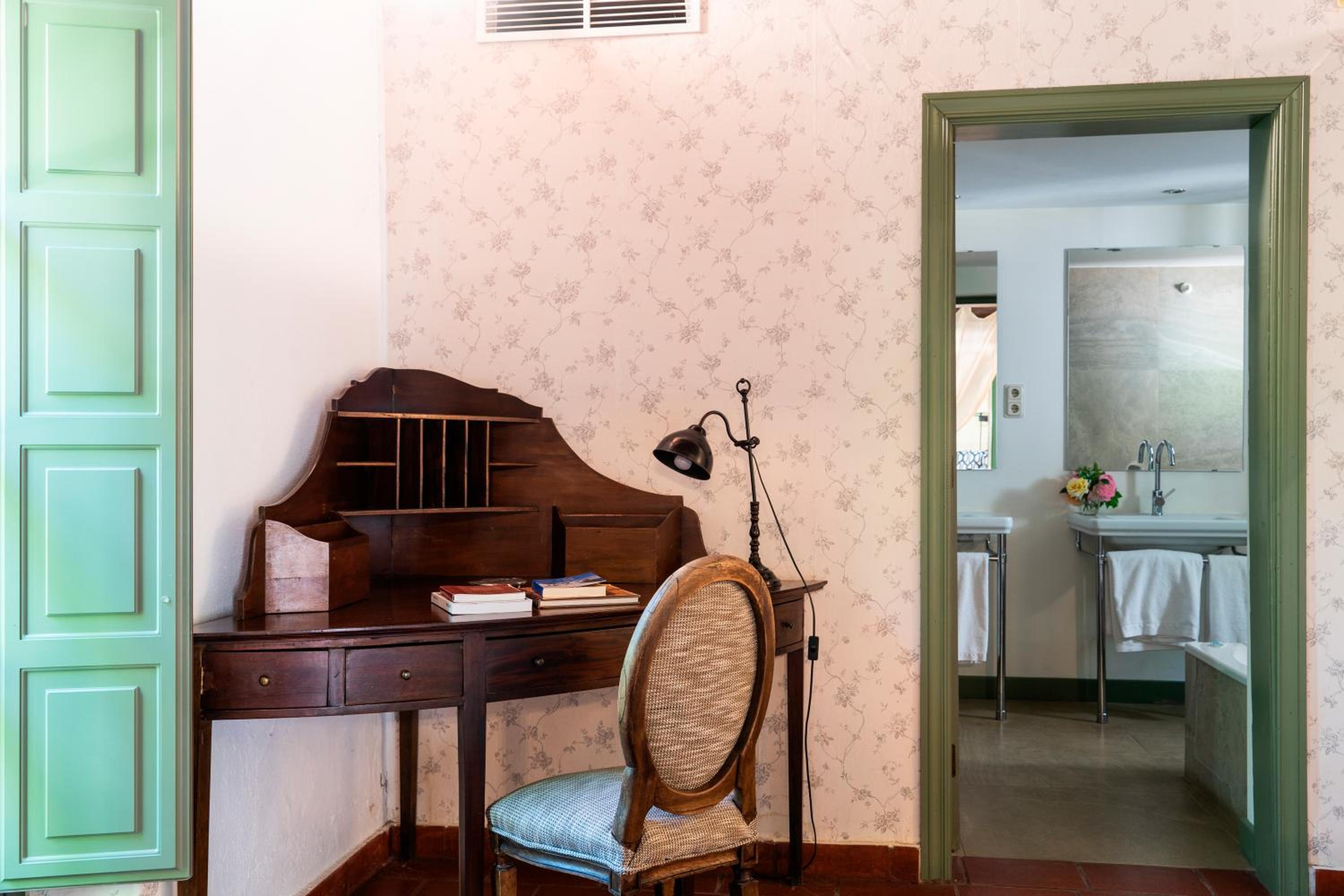 Suite Room - Photo 19
