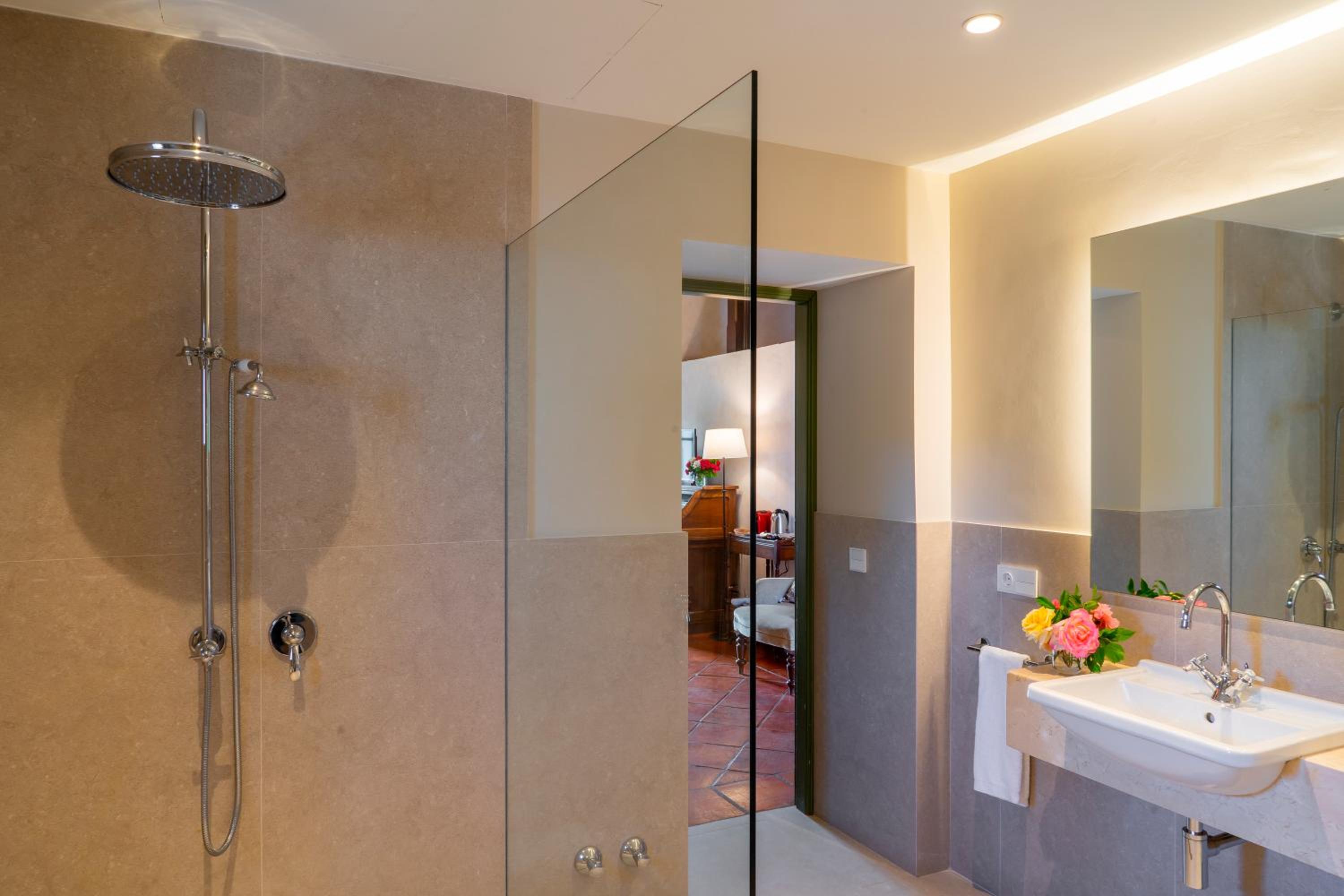 Suite Room - Photo 9