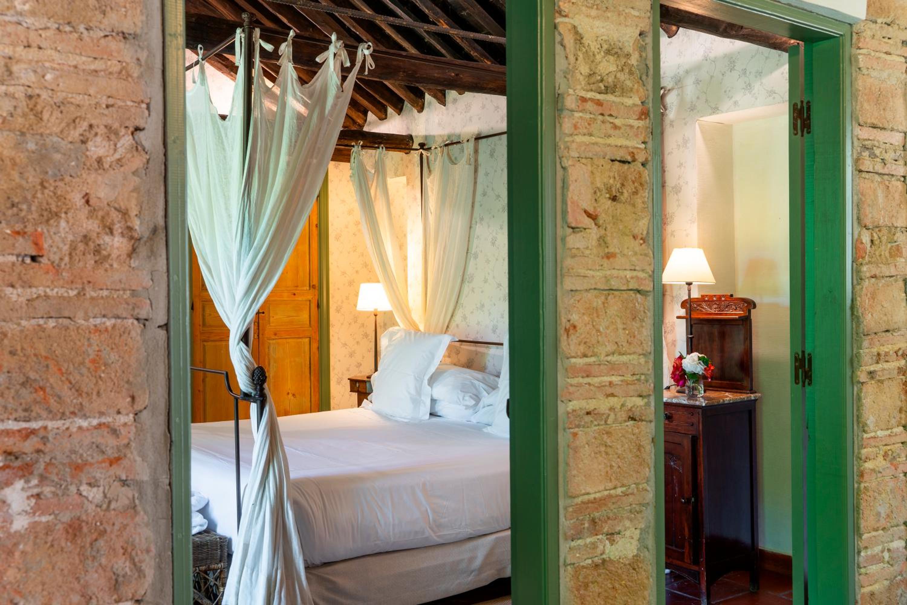 Suite Room - Photo 22