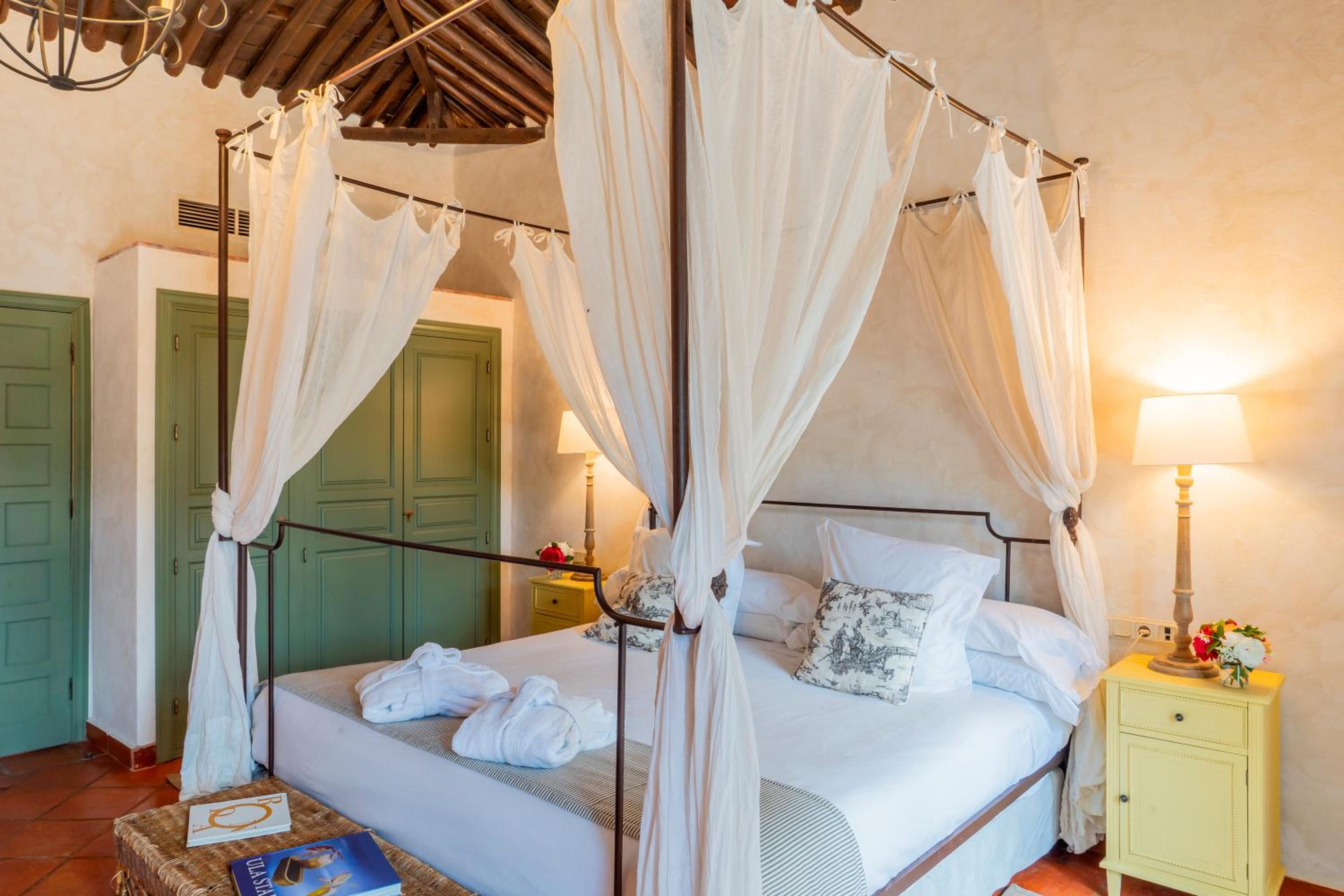 Suite Room - Photo 10