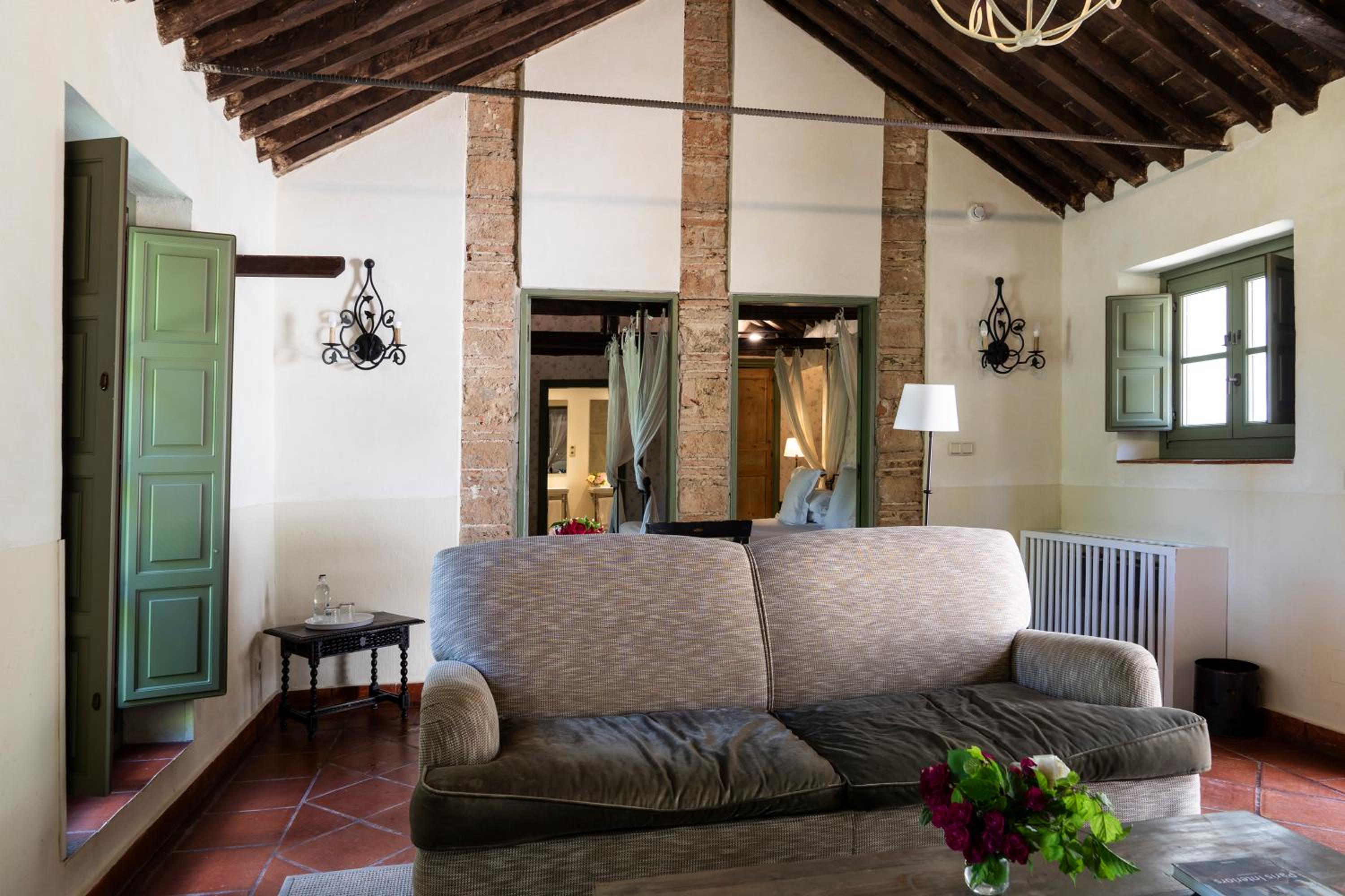 Suite Room - Photo 14