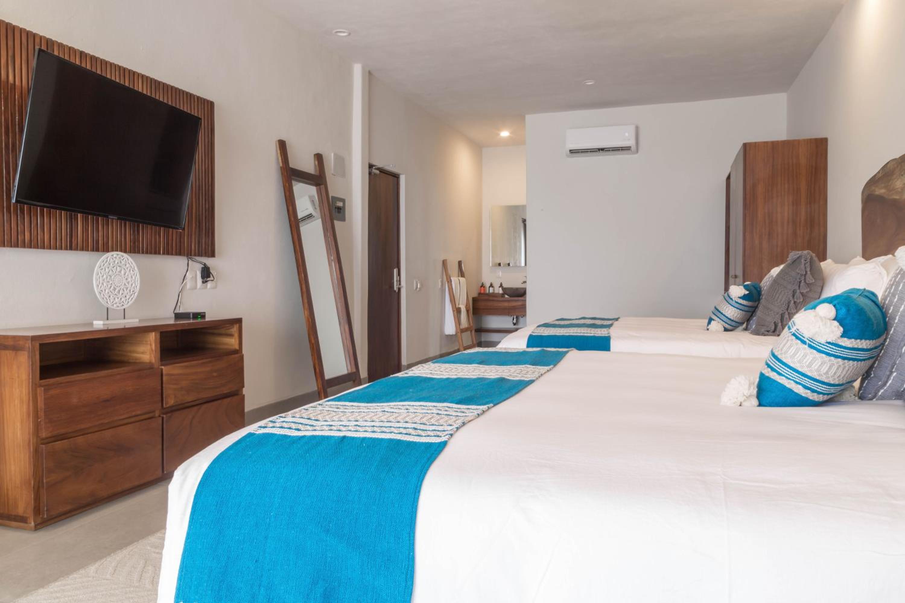 Deluxe Suite with Sea View - Photo 5