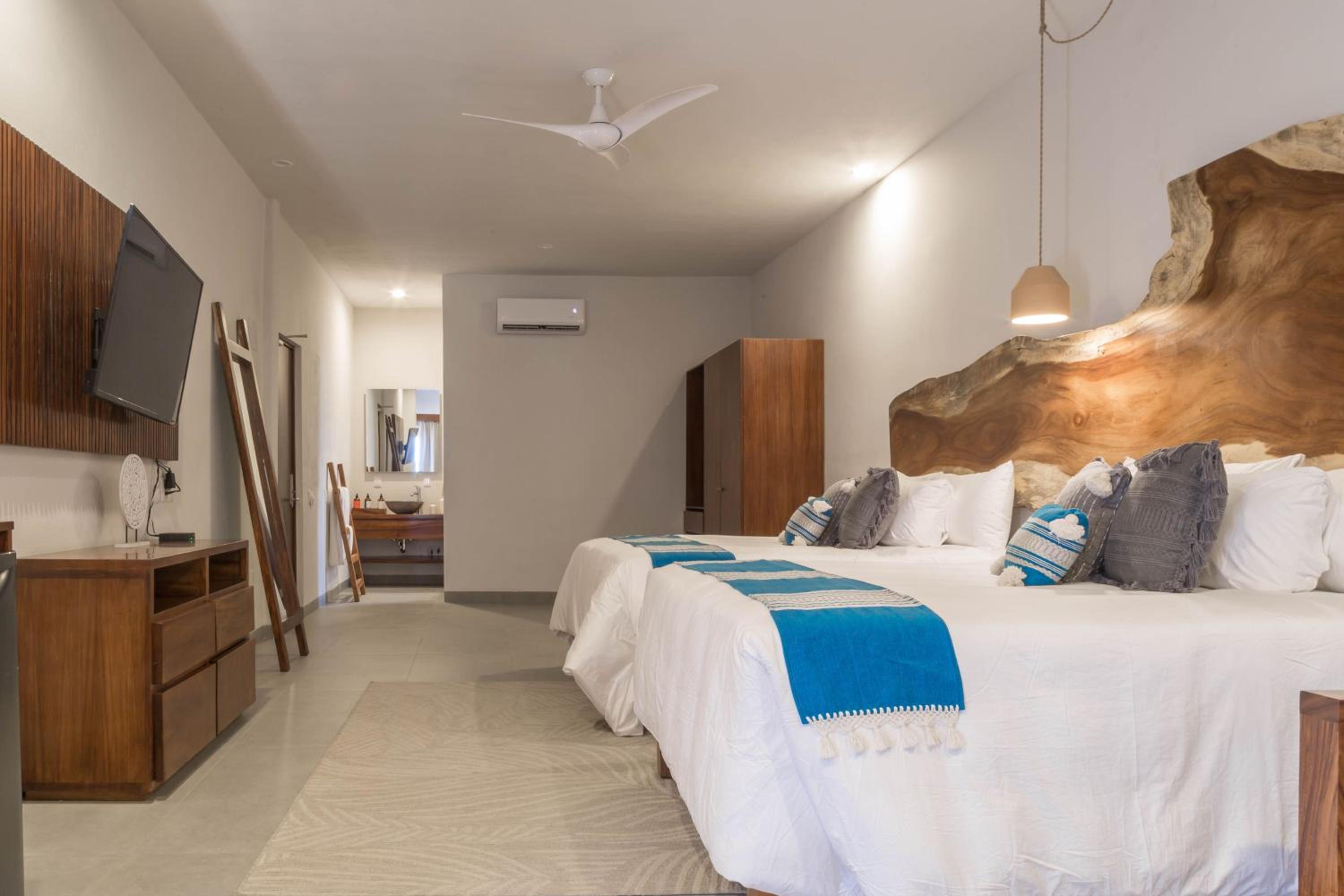 Deluxe Suite with Sea View - Photo 1