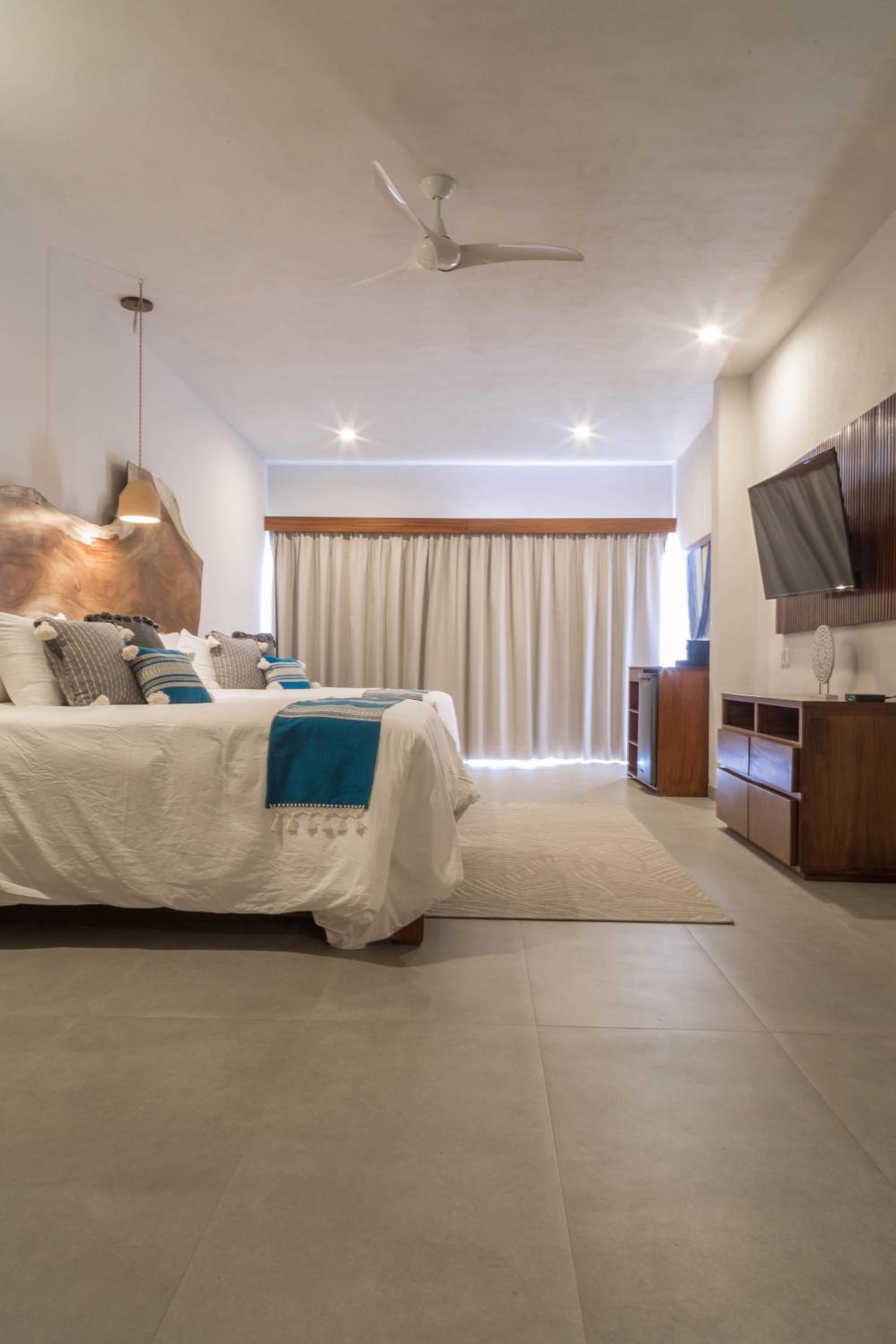 Deluxe Suite with Sea View - Photo 2
