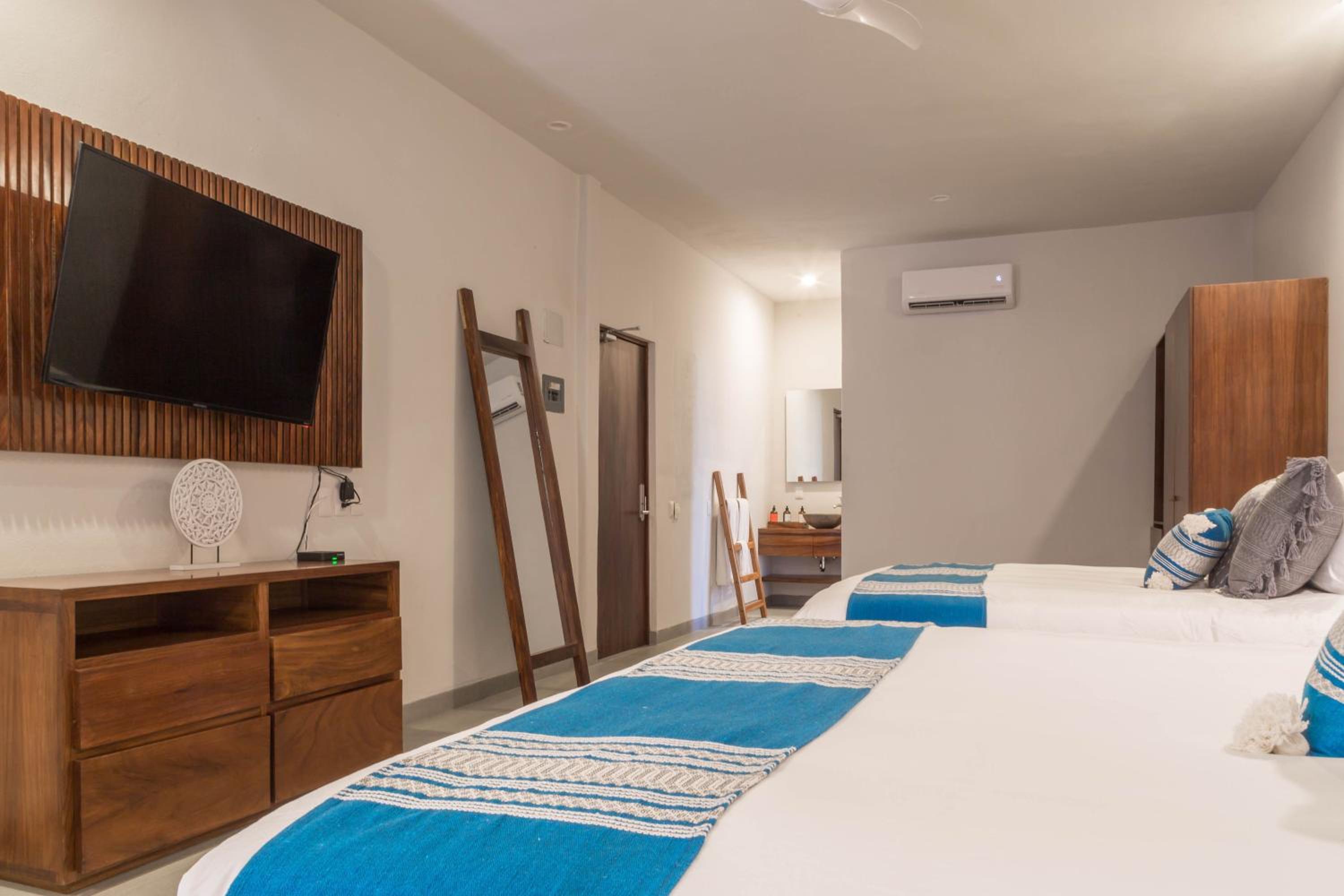 Deluxe Suite with Sea View - Photo 17