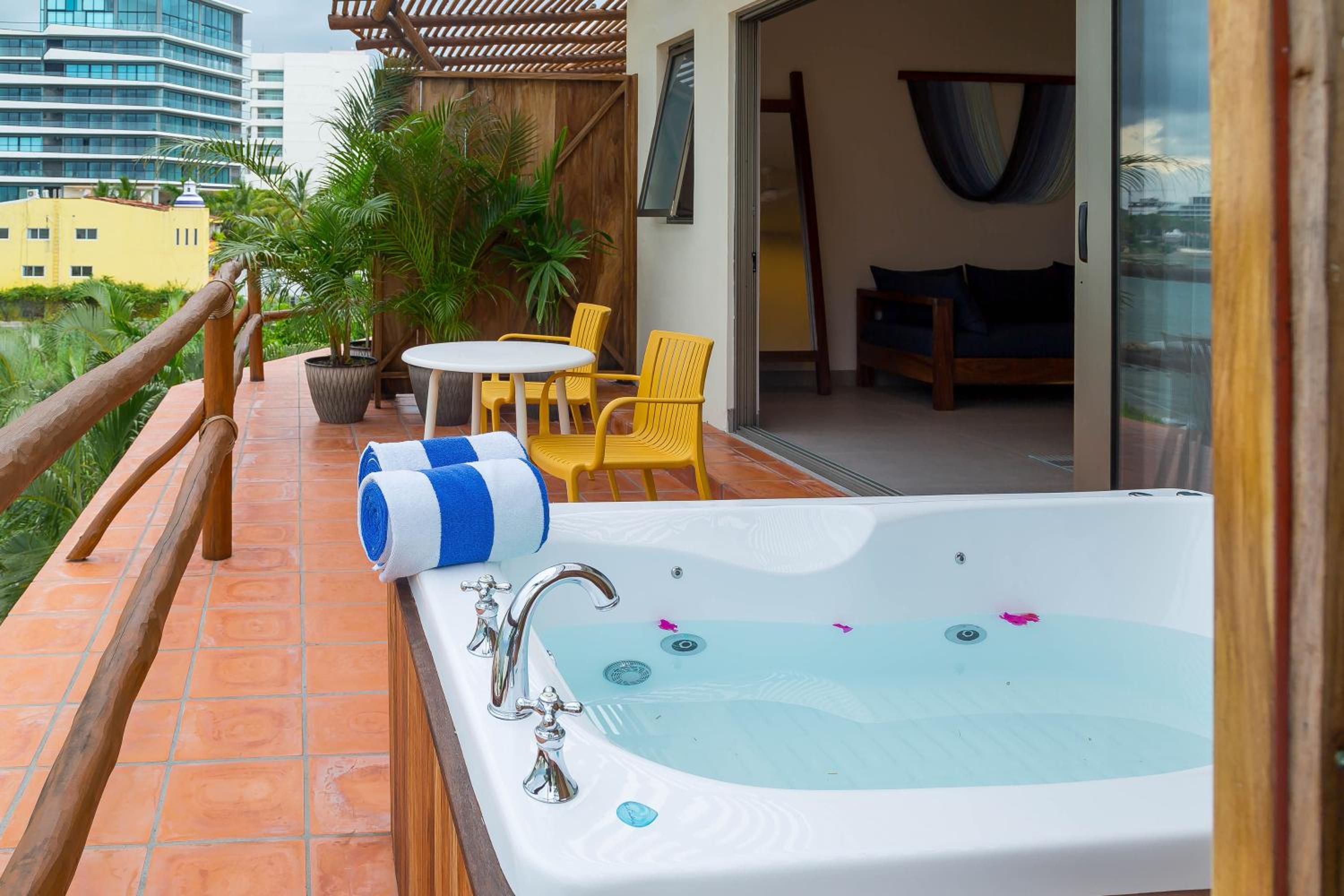 Deluxe Suite with Sea View - Photo 8