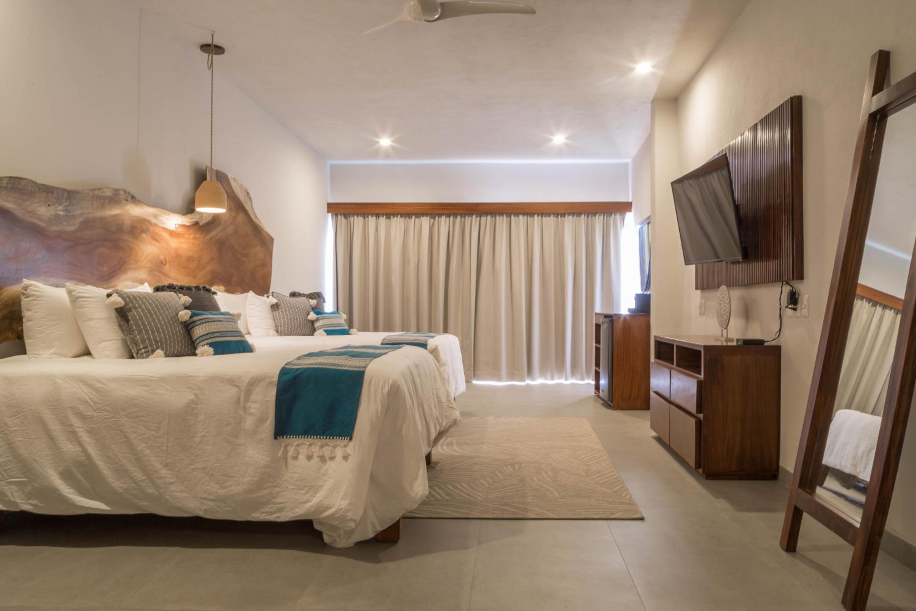 Deluxe Suite with Sea View - Photo 14
