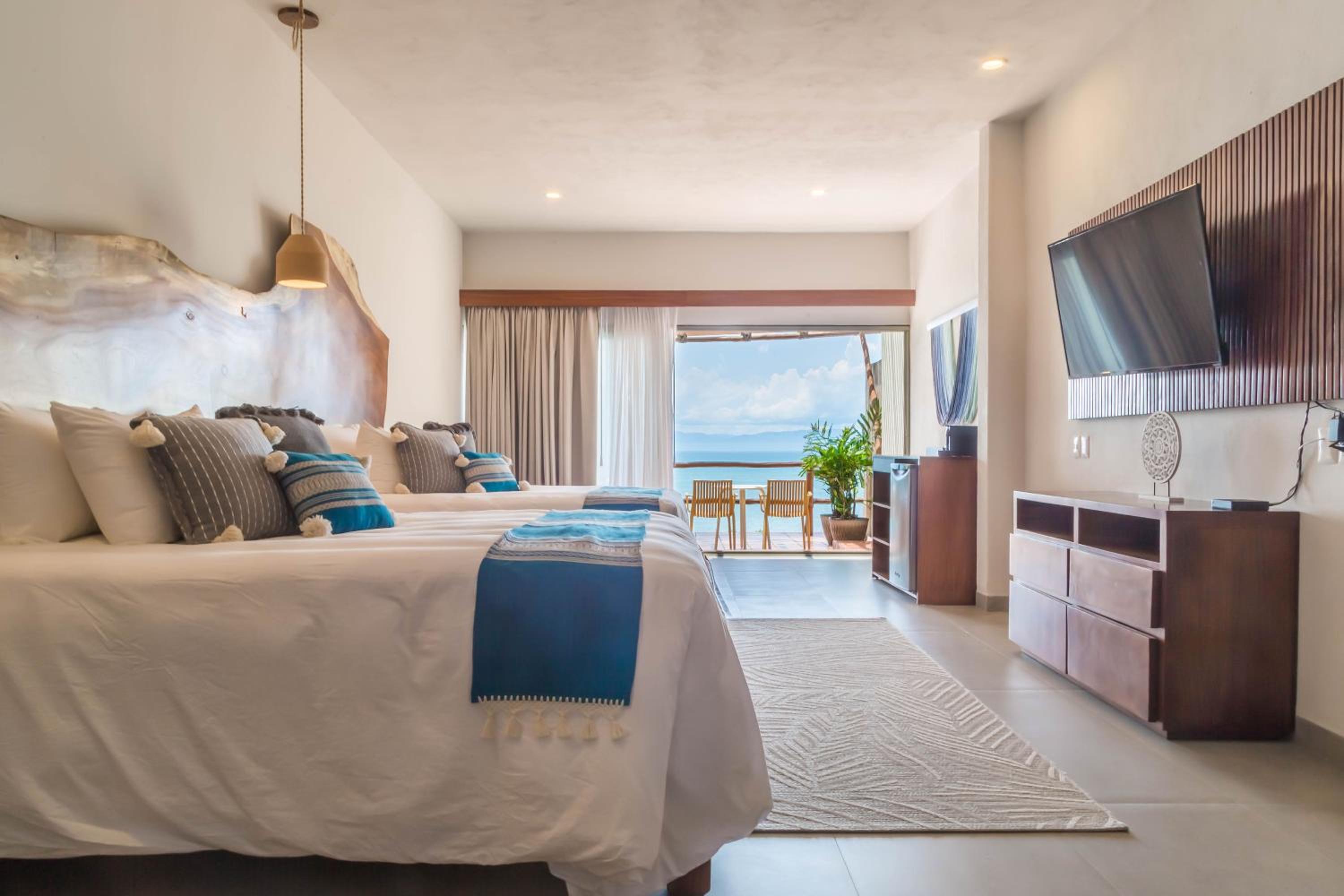 Deluxe Suite with Sea View - Photo 7