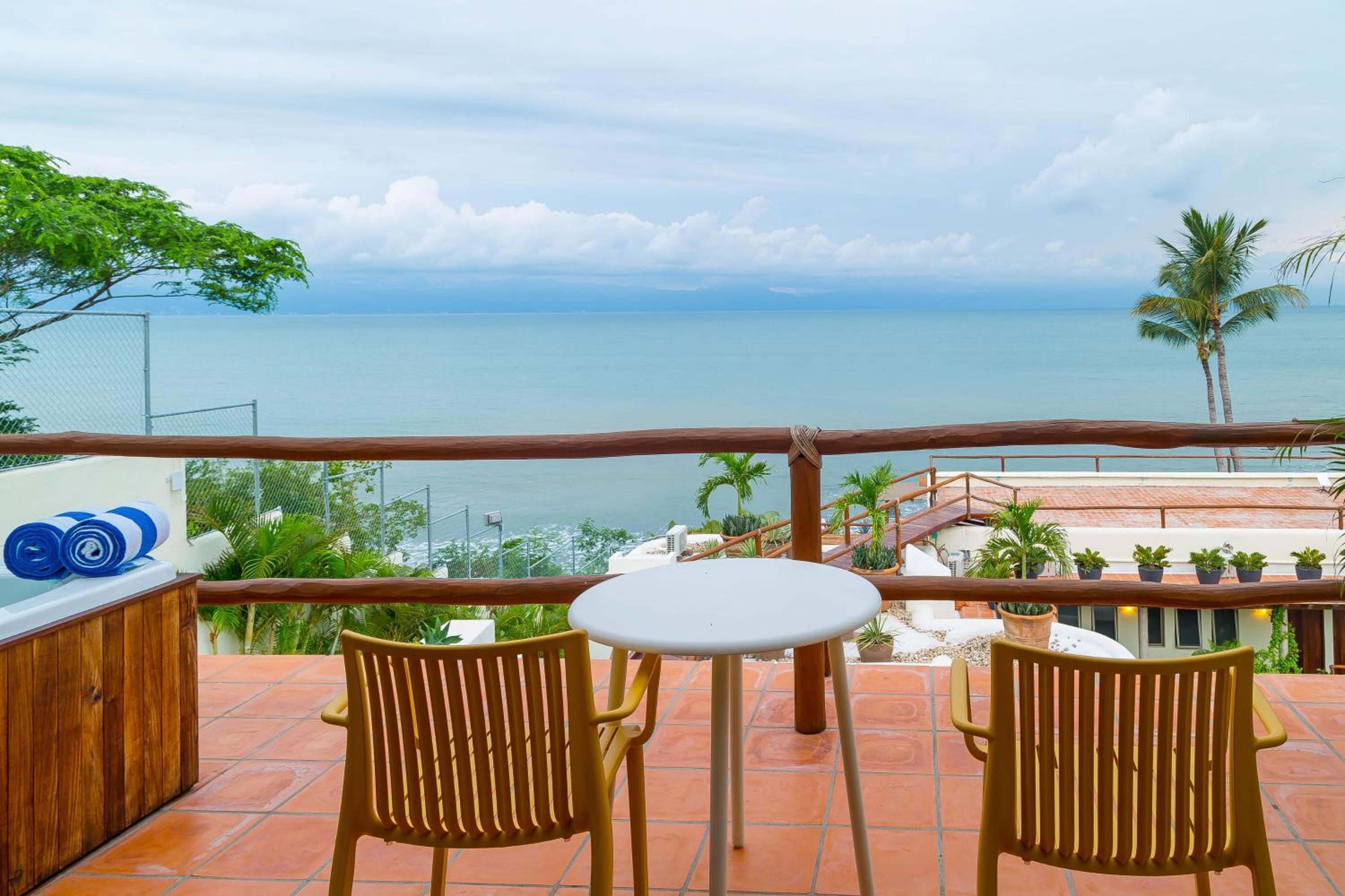 Deluxe Suite with Sea View - Photo 13