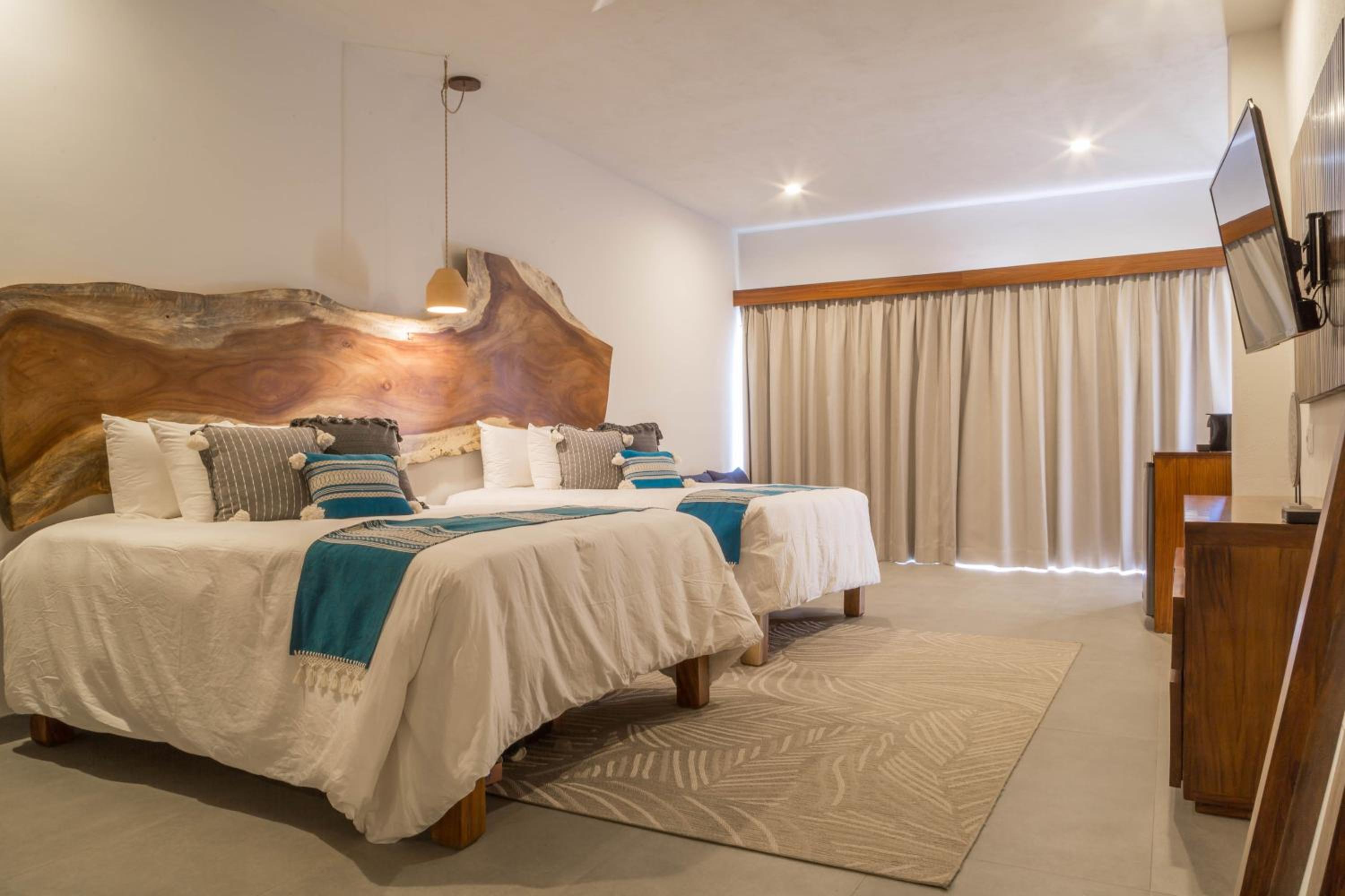 Deluxe Suite with Sea View - Photo 10